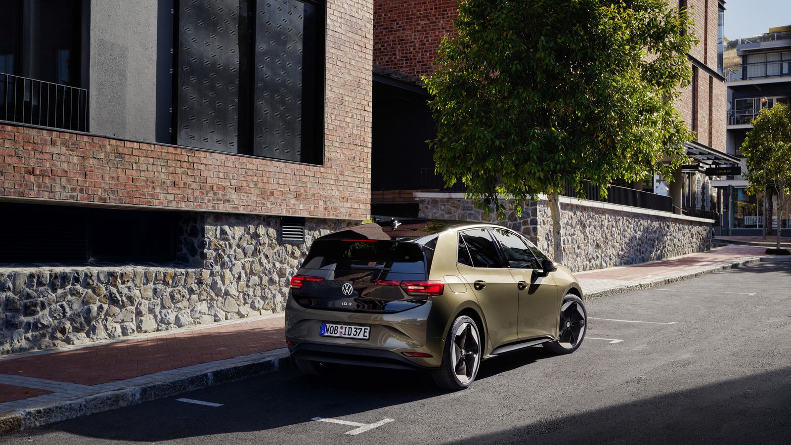 La gama se mantiene fiel a la tracción trasera con el motor de 204 CV y dos baterías de distinta capacidad: 55 o 77 kWh.