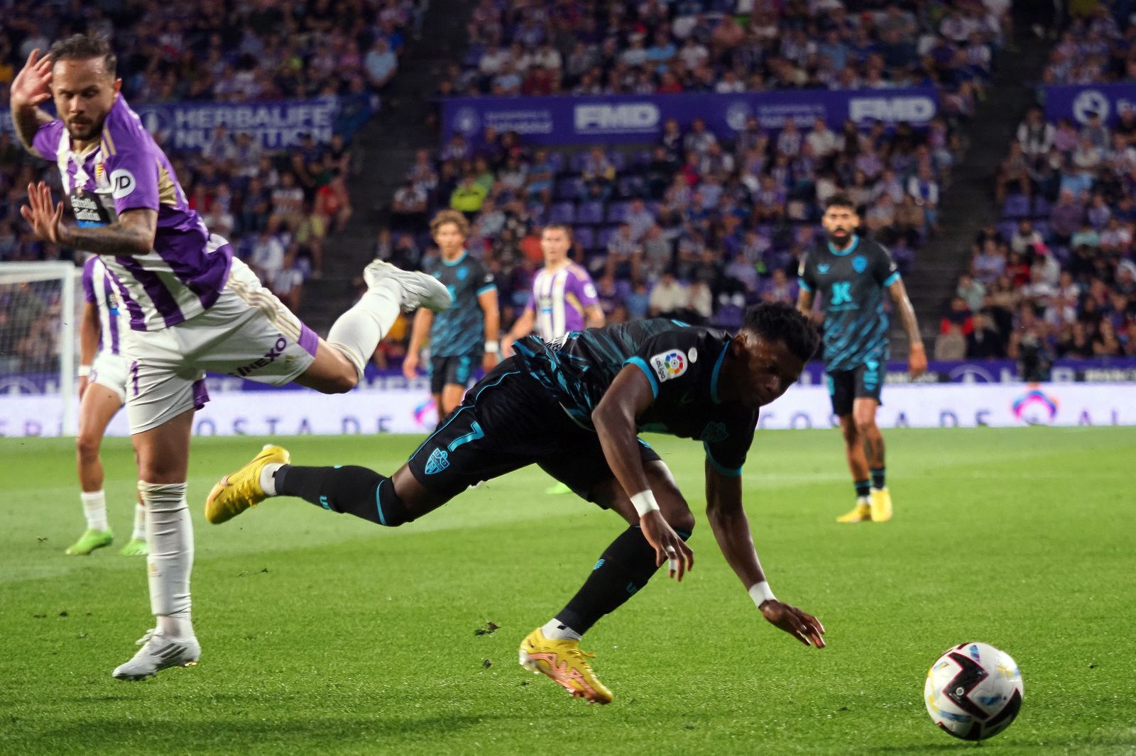 Ramazani cae al suelo ante Iván Sánchez