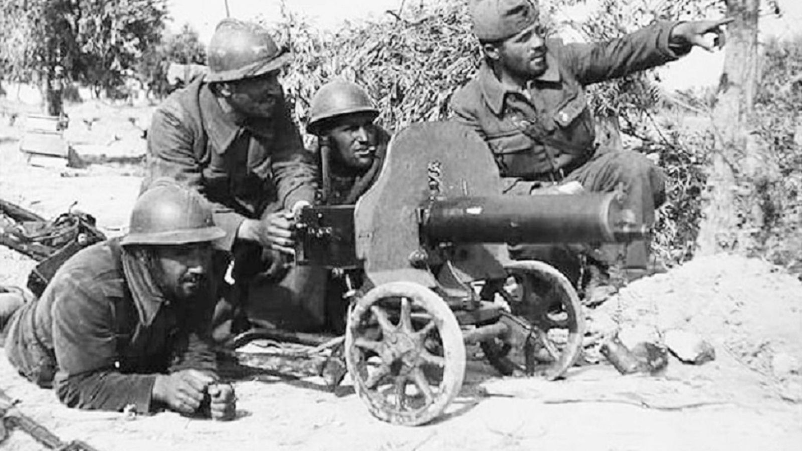 Brigadistas franceses, servidores de una ametralladora en un olivar de Lopera.