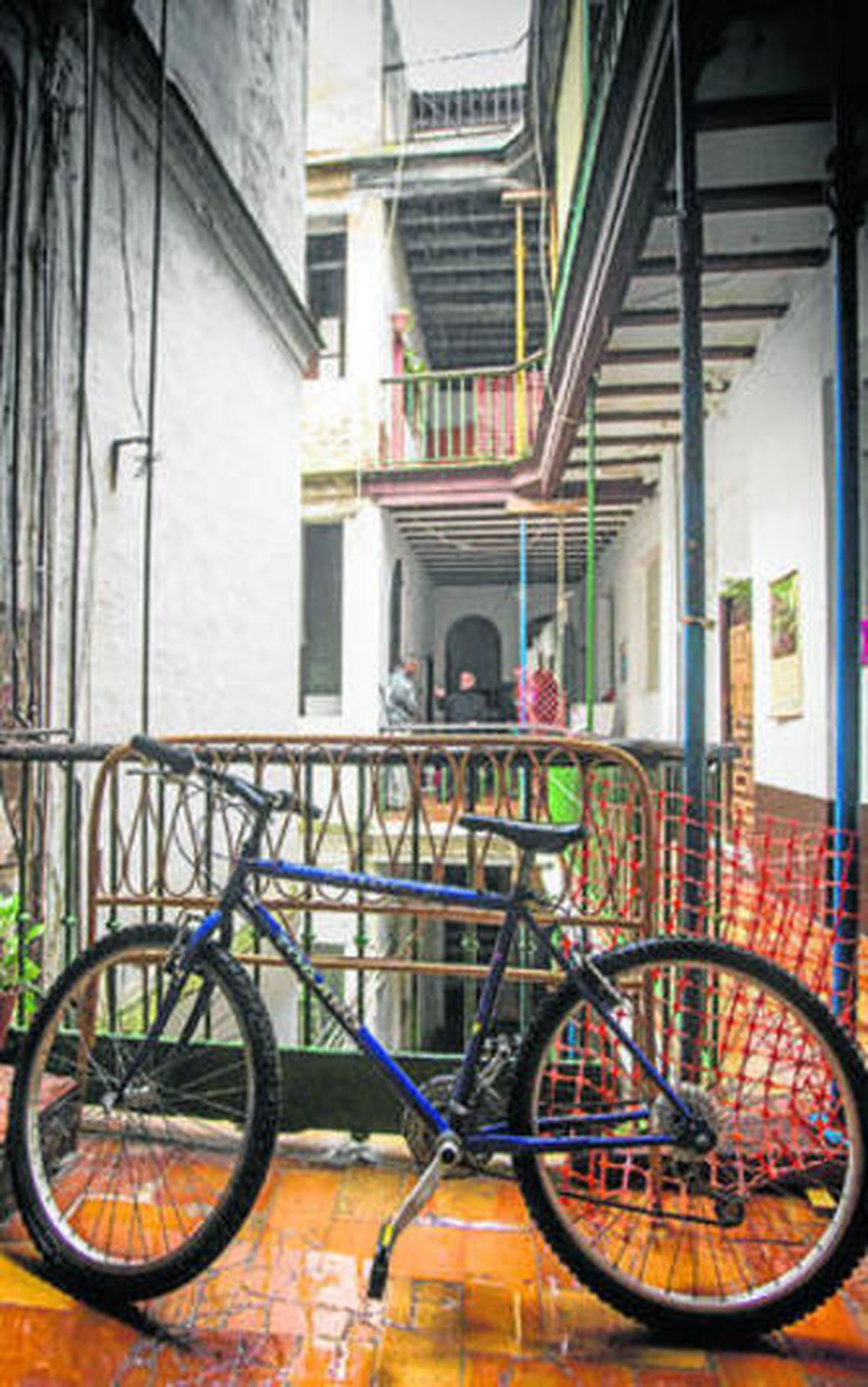Patio en una finca en mal estado en el barrio de Santa María.