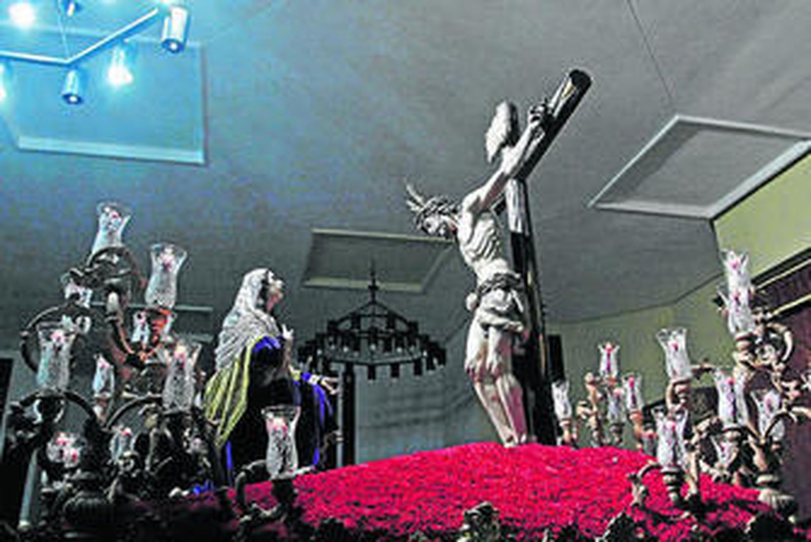 El Buen Fin y la Misericordia, dentro del templo el Viernes Santo.