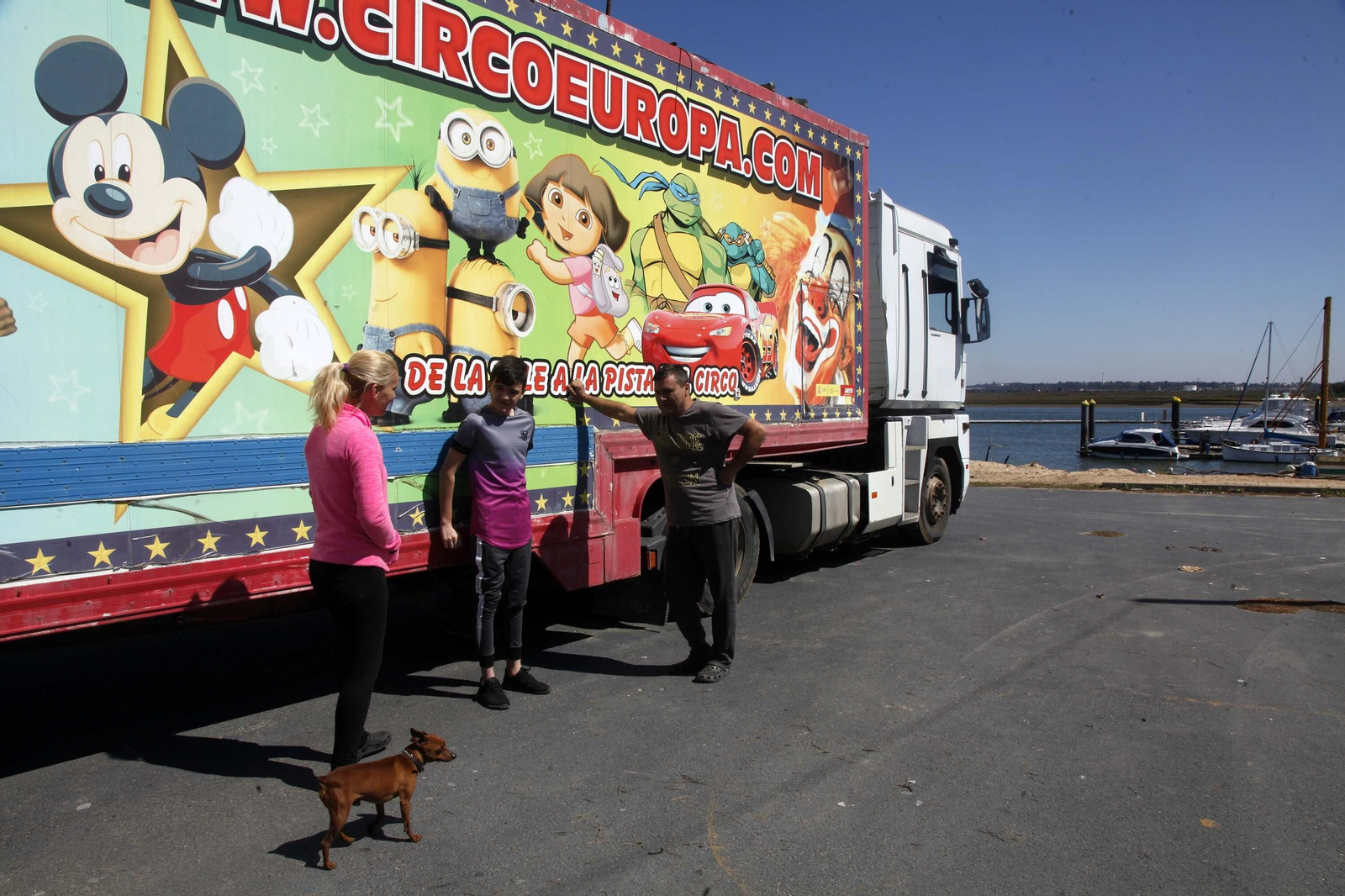 Trabajadores del Circo Europa junto al camión.