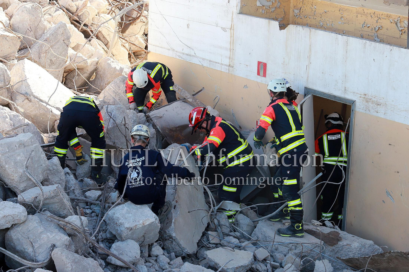 Imágenes del simulacro de los Bomberos de Huelva con la Unidad Canina