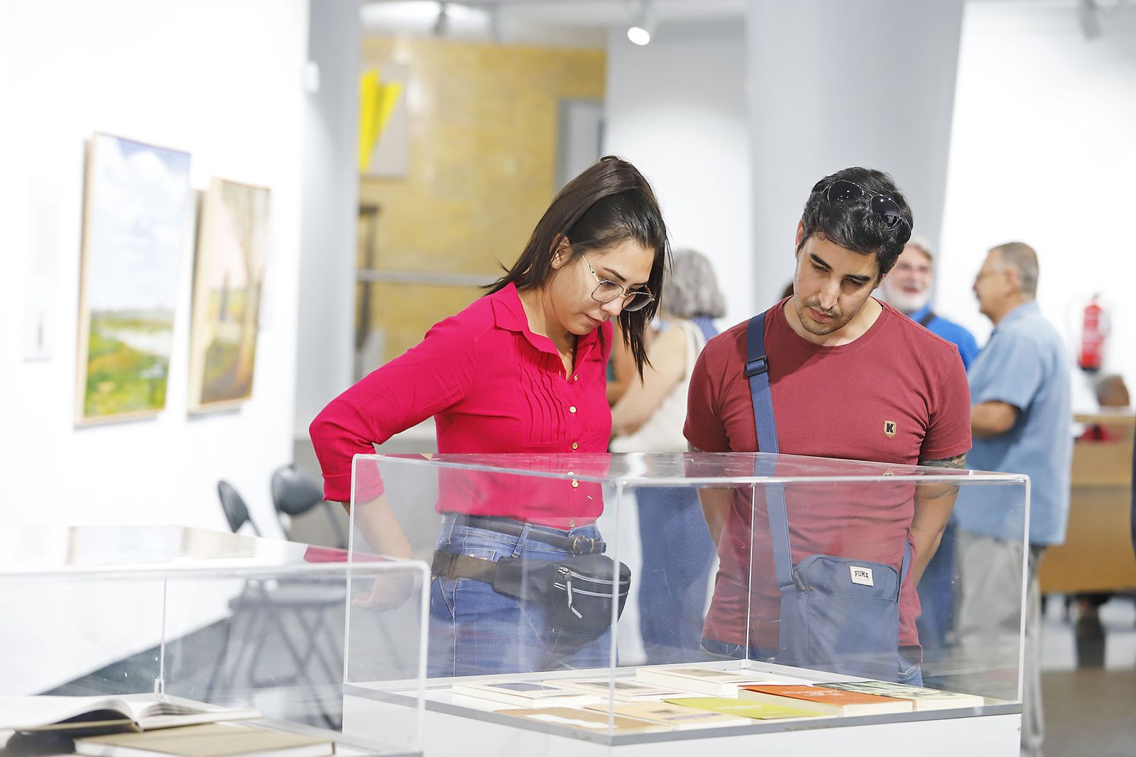 Imágenes de la inauguración de la exposición 'Pasajes y Paisajes de Doñana' de Juan VIlla