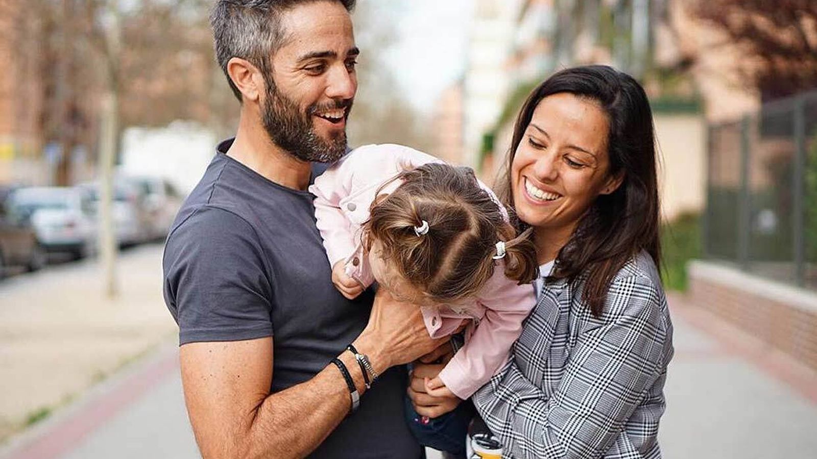 La pareja, con su hija Lola, de tres años.