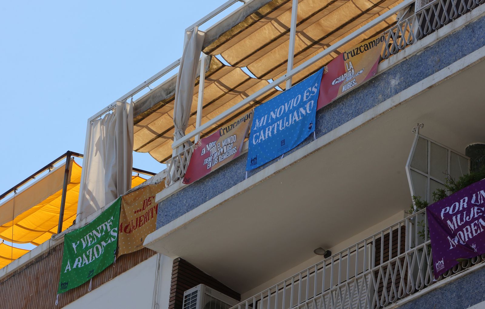 Banderolas y colgaduras en los balcones de Los Remedios