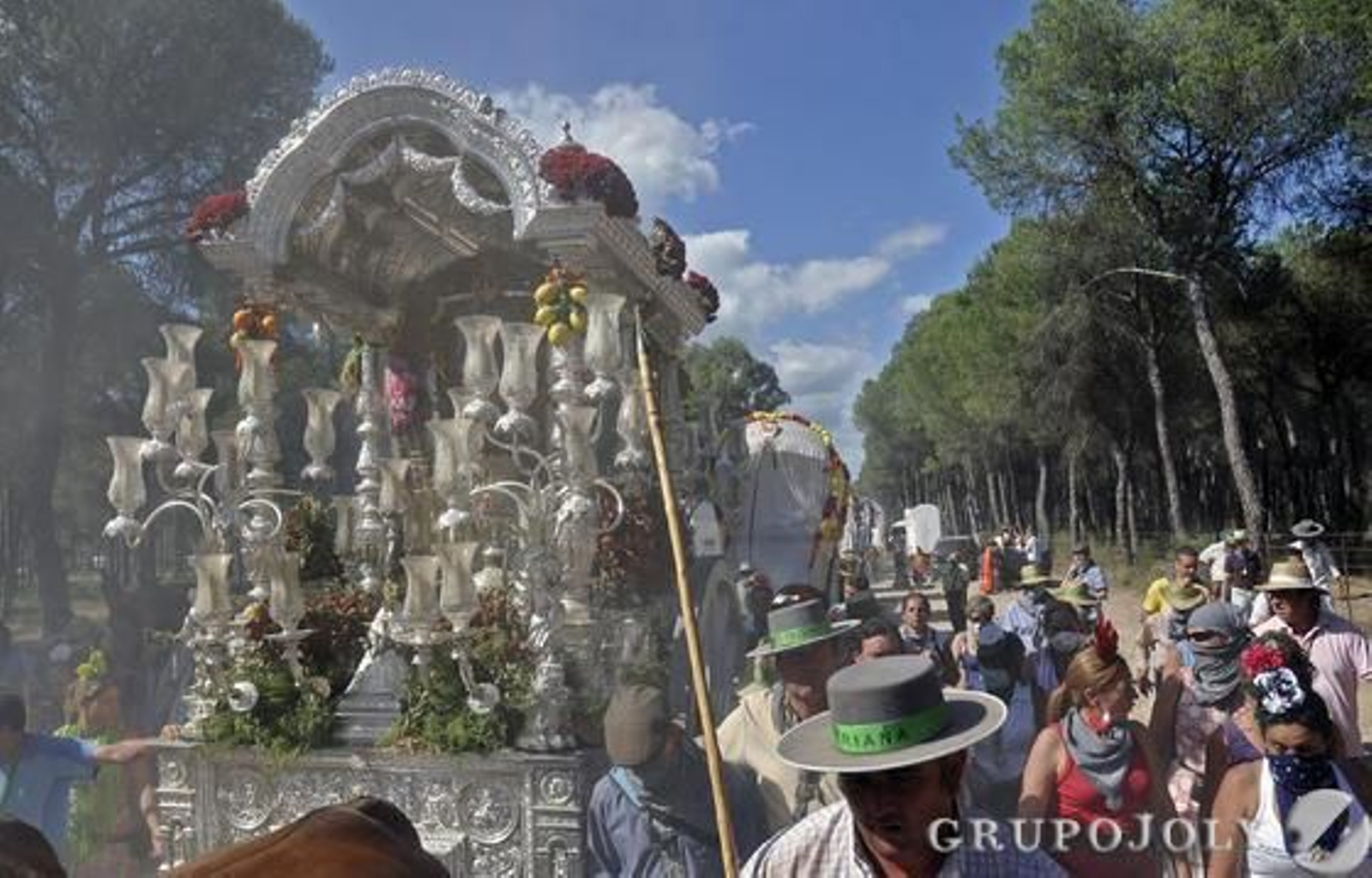 La Hermandad del Rocío de Triana a su paso por la Raya Real antes de llegar a la aldea almonteña.

Foto: Juan Carlos Vázquez