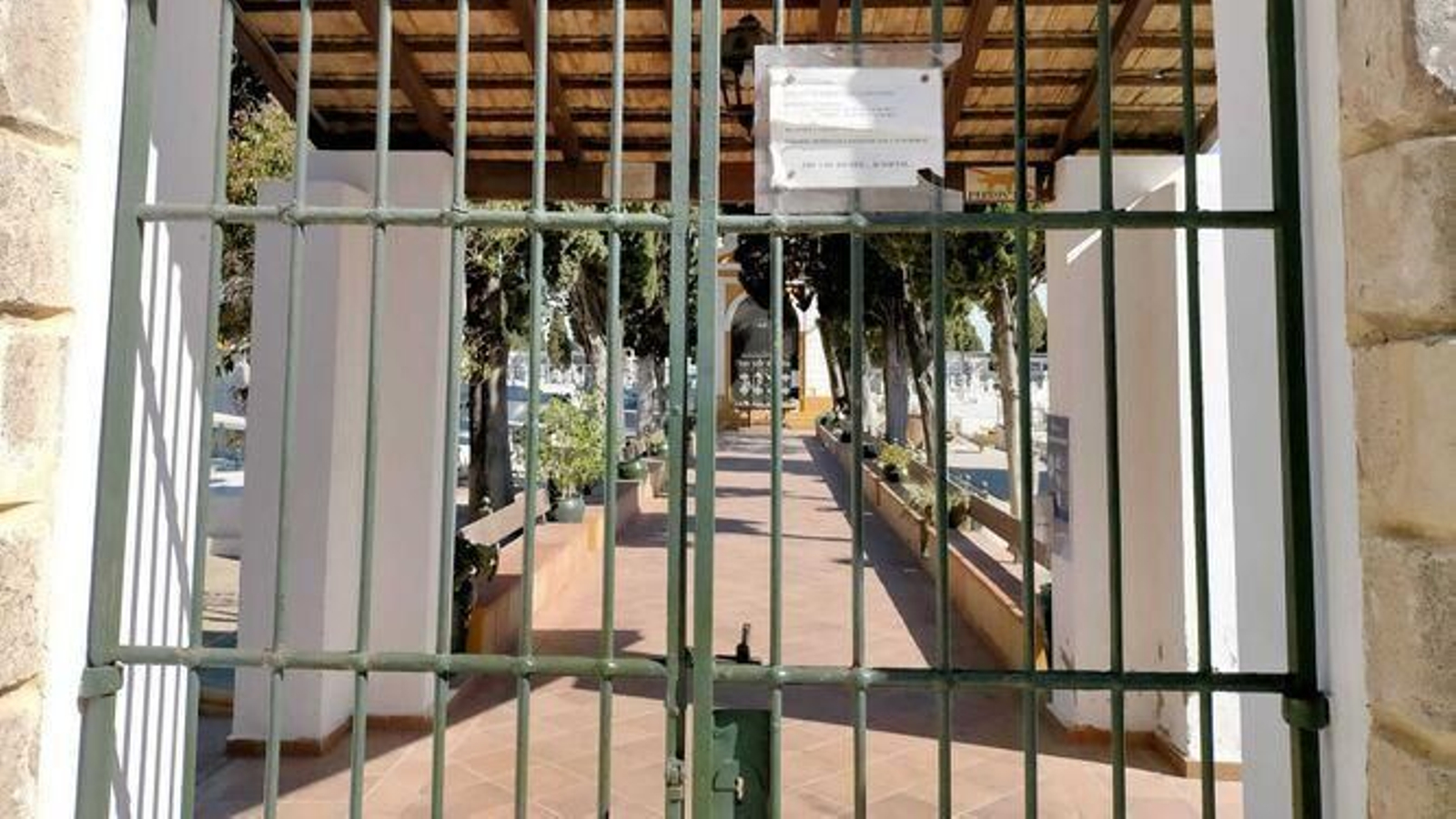 La puerta del cementerio municipal de El Puerto, donde este lunes se reinician las excavaciones para la búsqueda de la fosa de los represaliados de la guerra civil. La puerta del cementerio municipal de El Puerto, donde este lunes se reinician las excavaciones para la búsqueda de la fosa de los represaliados de la guerra civil.