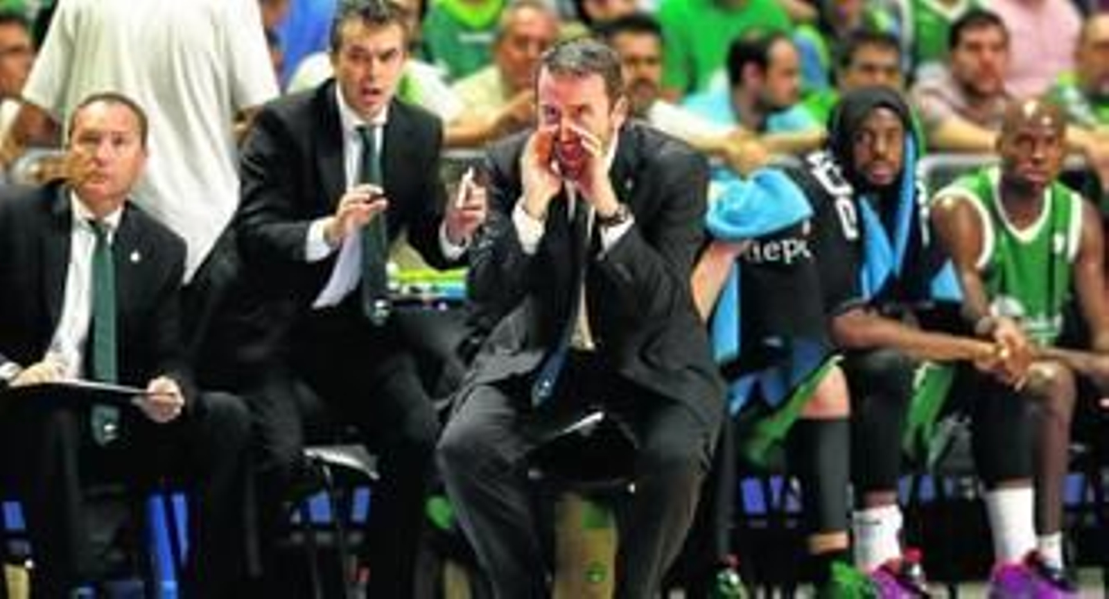 Joan Plaza da órdenes con su banquillo al fondo.