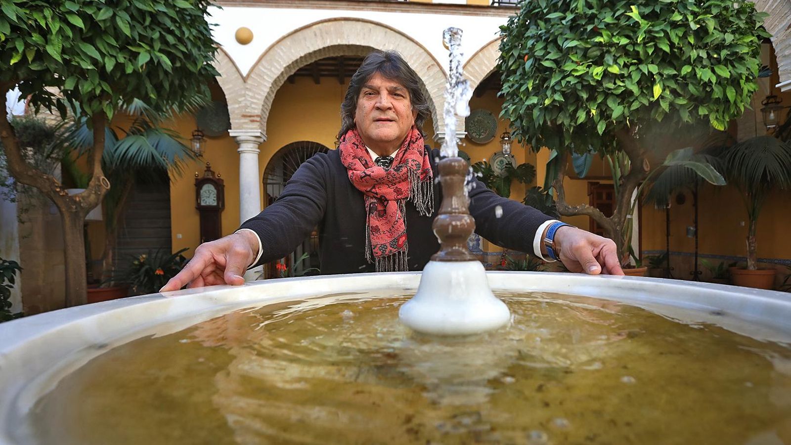 El cantaor jerezano, en el precioso patio de la casa de Rafael Lorente.