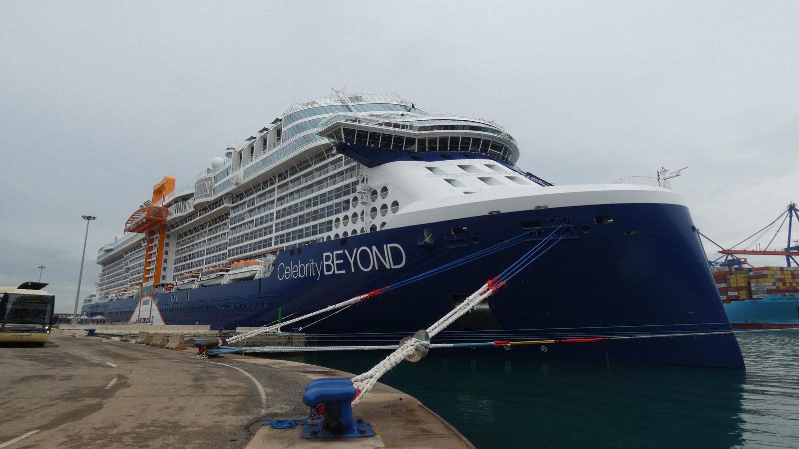 El 'Celebrity Beyond' en su primera visita atracado en el muelle sur.