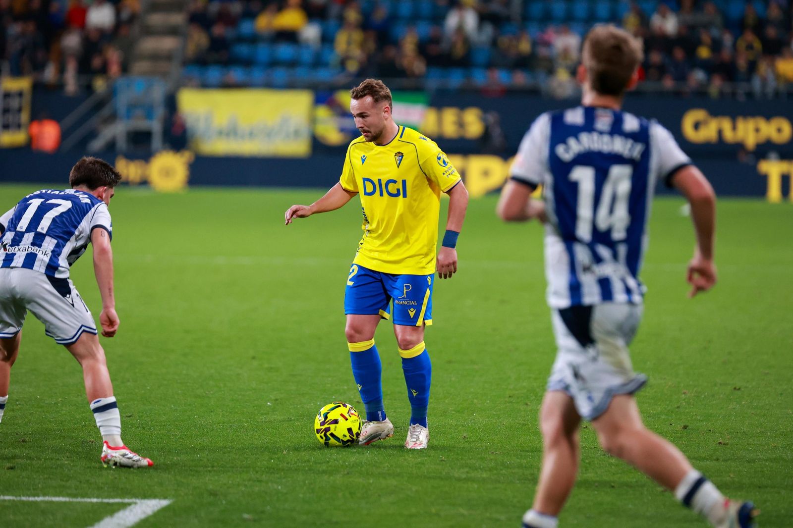 Ontiveros con el balón ante dos rivales.