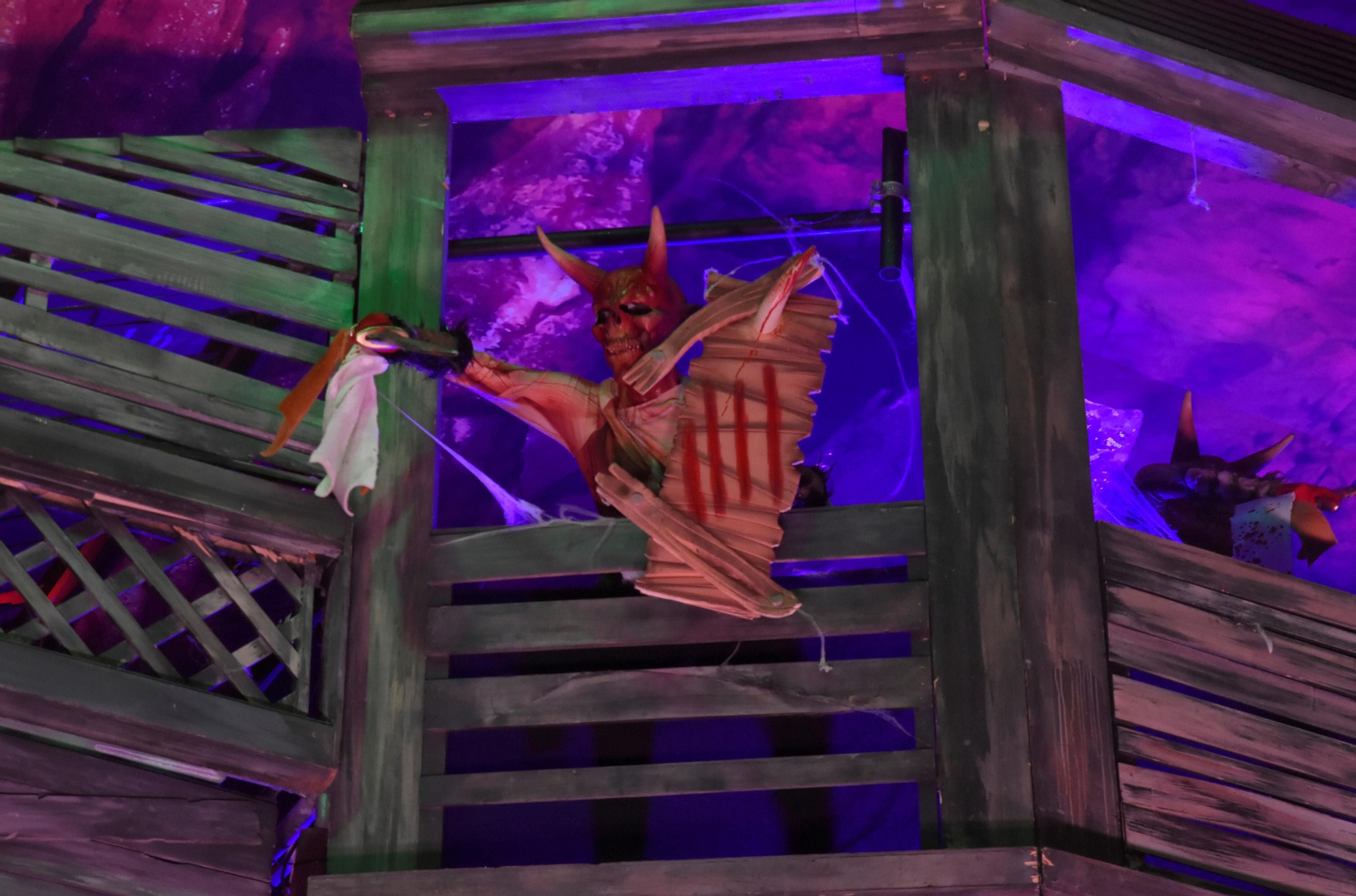 El festival Elrow reúne en Córdoba a miles de personas, en imágenes