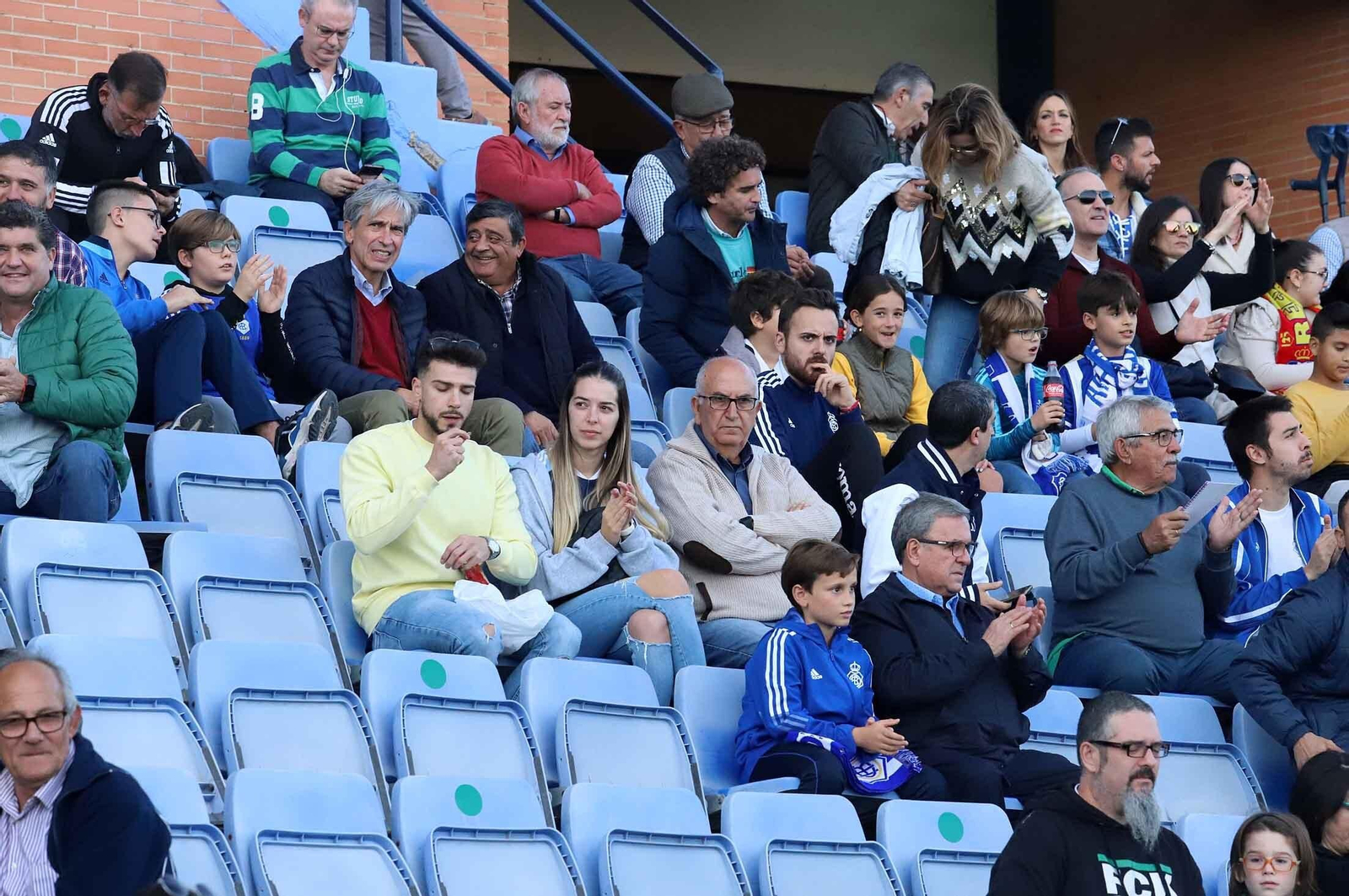 Imágenes del ambiente en las gradas del Nuevo Colombino