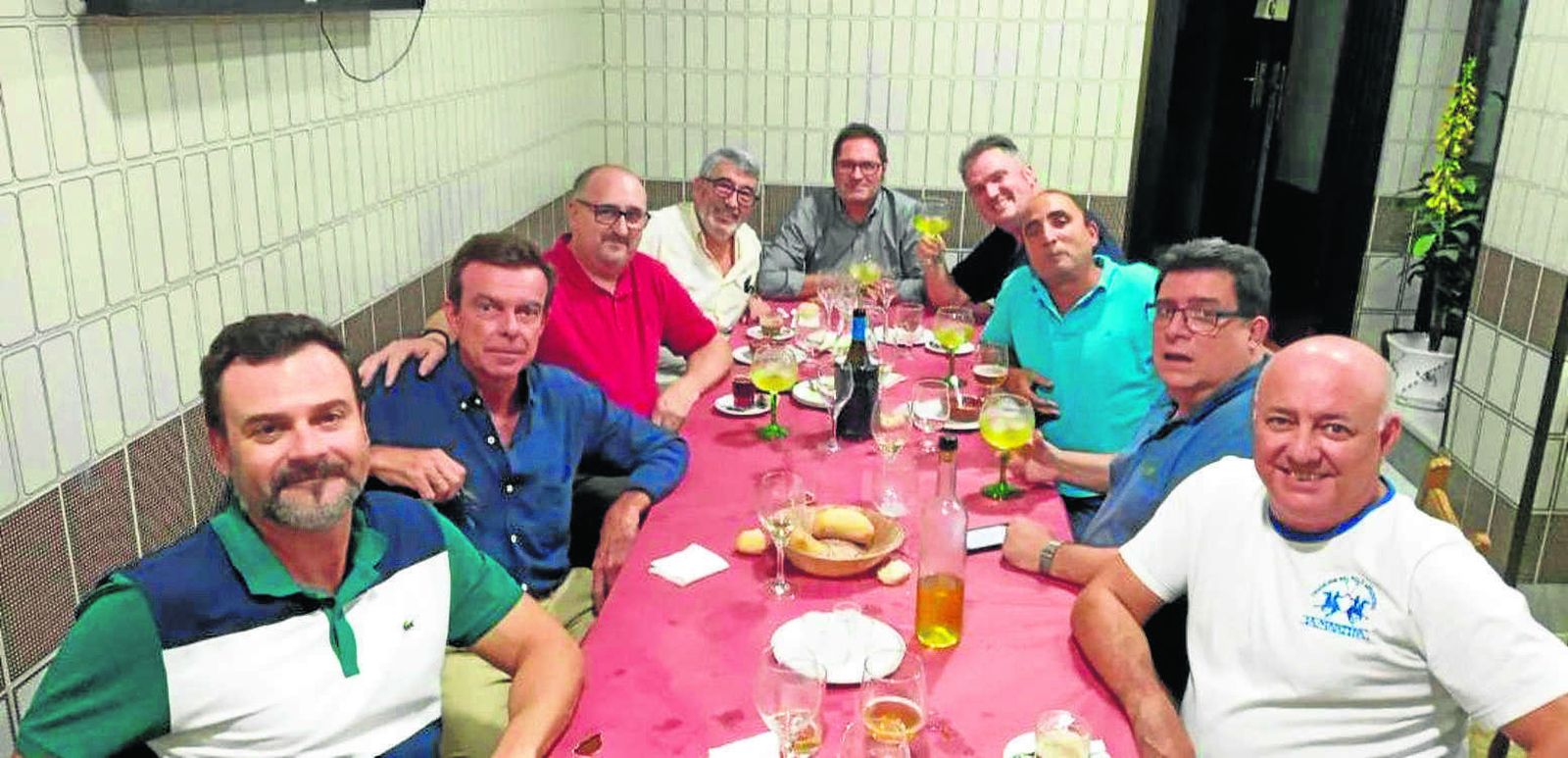 Jesús Andría, Carlos Aranda, Pedro Bellido, José Ernesto Sánchez de Cos, Patxi Rodríguez, José Luis Gilabert,  Andrés Reina,  Rafael Marín y Manuel Castro, durante la comida en el restaurante La Rambla.