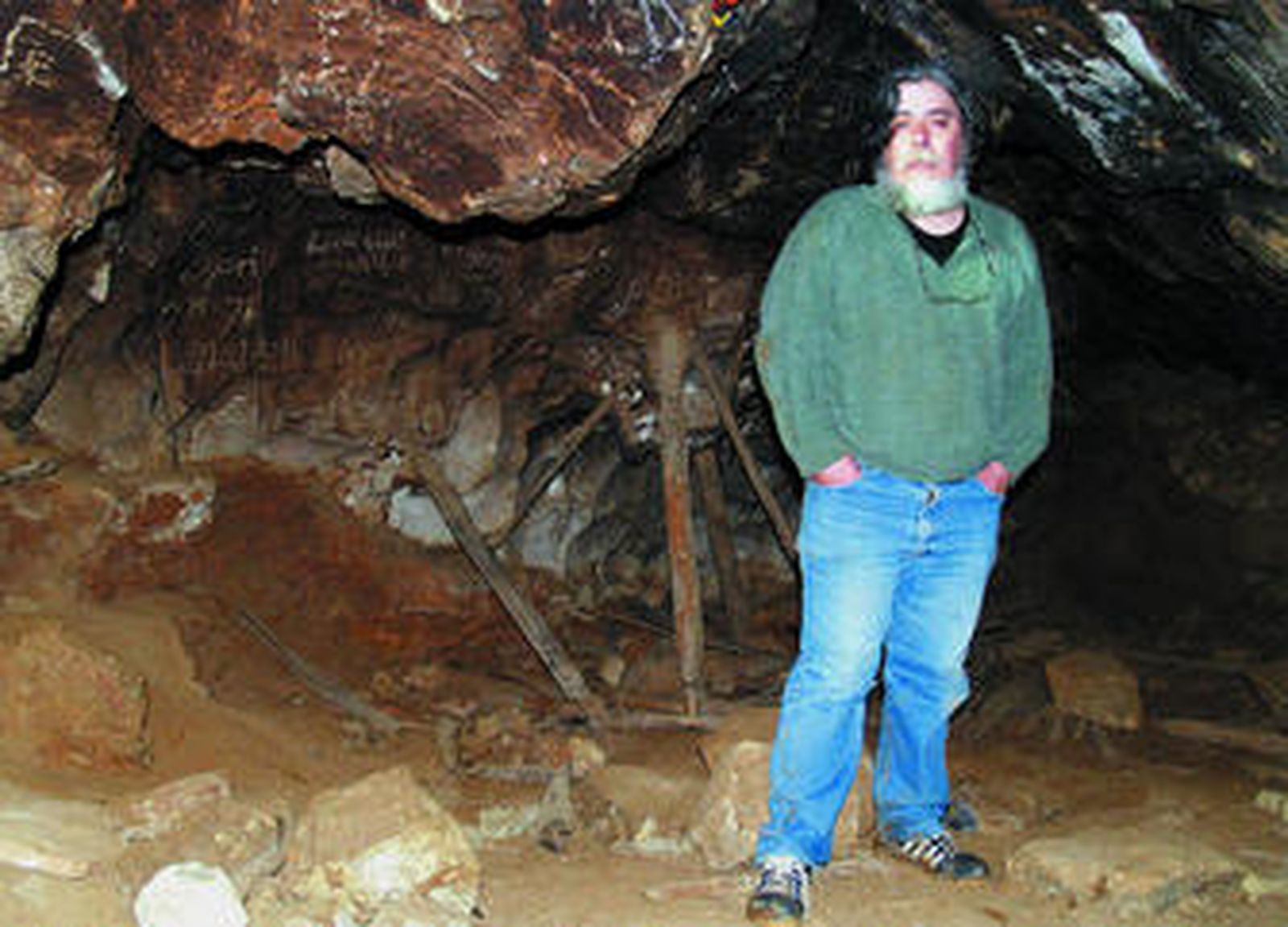Manuel Moya presenta en el Museo la novela 'La tierra negra'