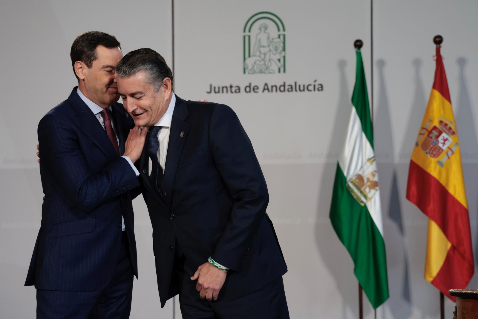 Antonio Sanz junto a Juanma Moreno tras su toma de posesión como nuevo consejero de Sanidad, Presidencia y Emergencias