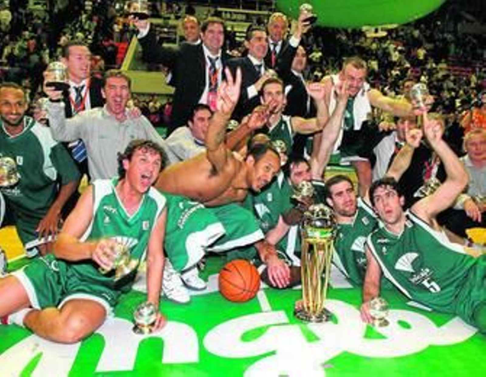Los jugadores del Unicaja celeban el título de campeones de la Copa del Rey en 2005.