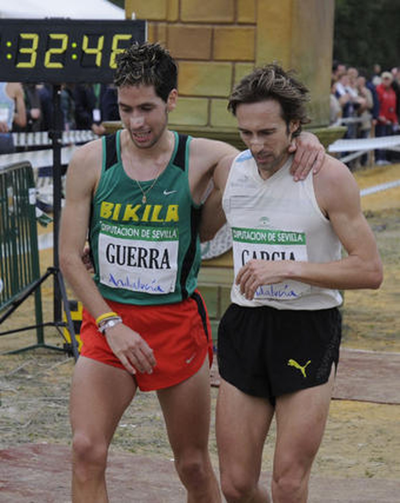 Guerra y García con muestras de cansancio tras finalizar la XXVIII Cross Internacional de Itálica.

Foto: Juan Carlos Vázquez, Julio Muñoz (EFE), Javier Barbancho (Reuters)