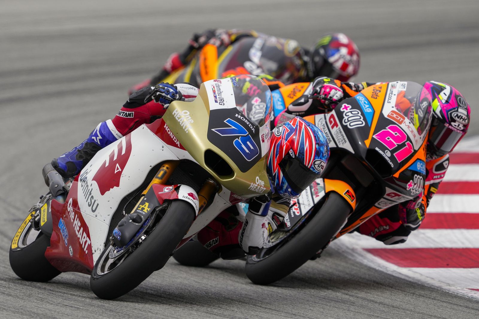 Las cariñosas fotos de Piqué, Clara Chía en el Mundial de Motos en Montmeló