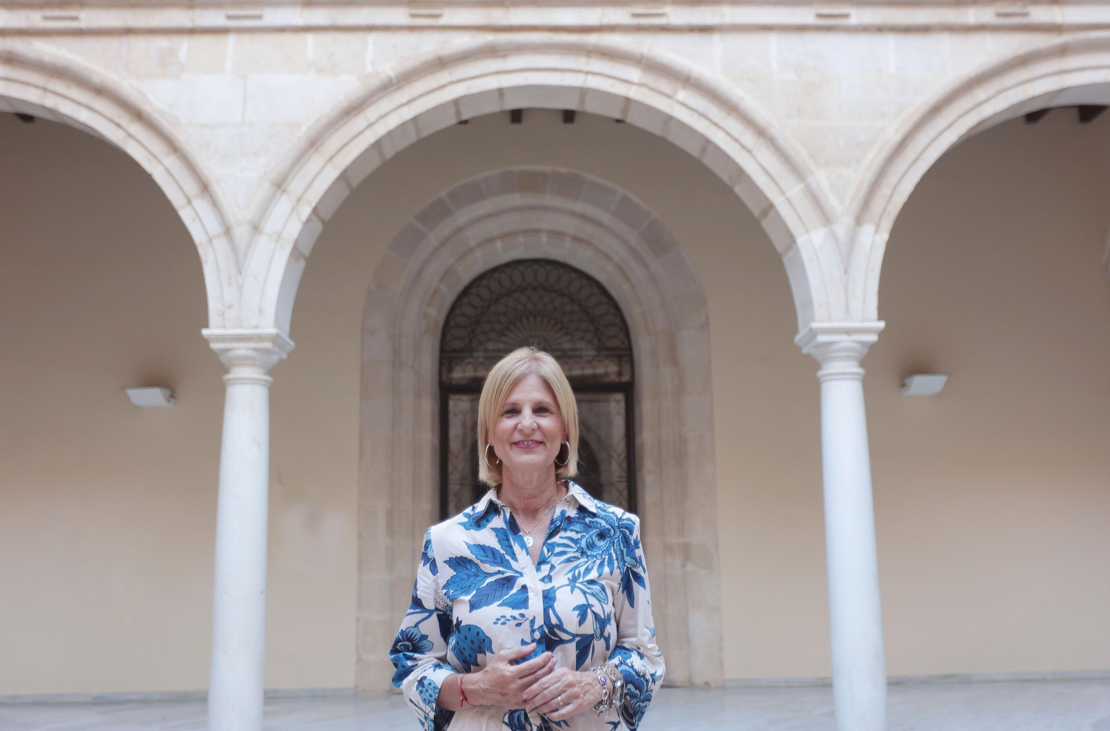 La alcaldesa de Jerez, María José García-Pelayo, en el patio del Ayuntamiento.