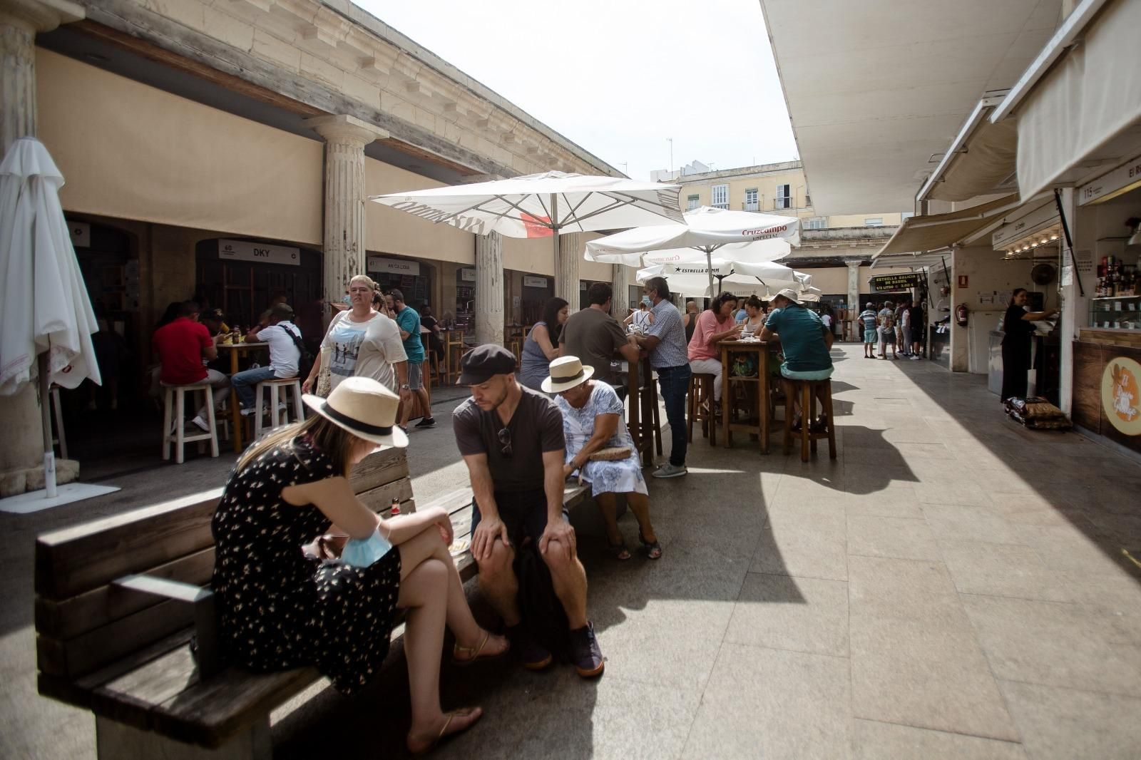 Turistas y gaditanos en el mercado de abastos de Cádiz.