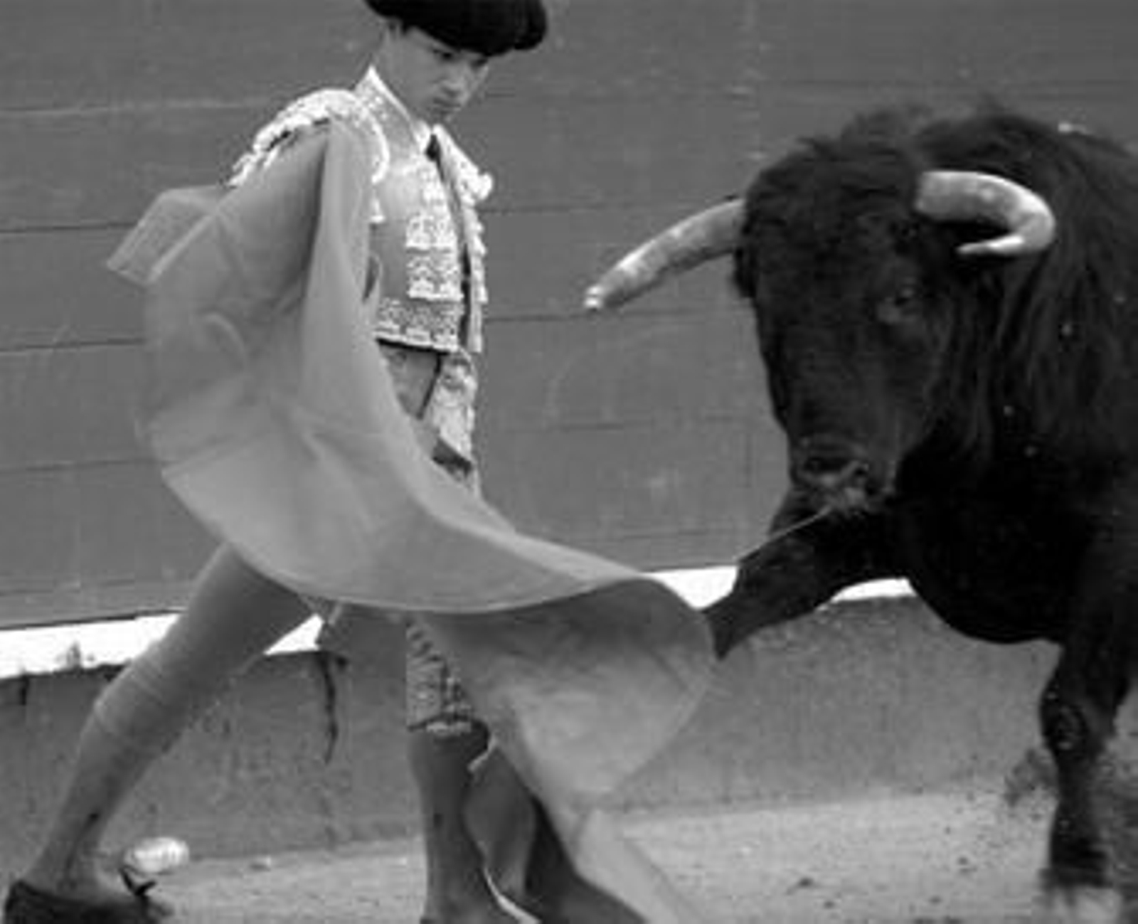 Juan Bautista toreando con el capote esta temporada.