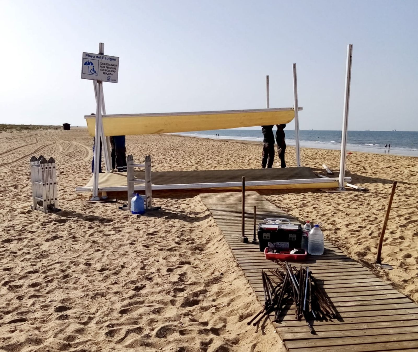 Colocación de uno de los entoldados ante el arranque de la temporada de verano en la Playa del Espigón.