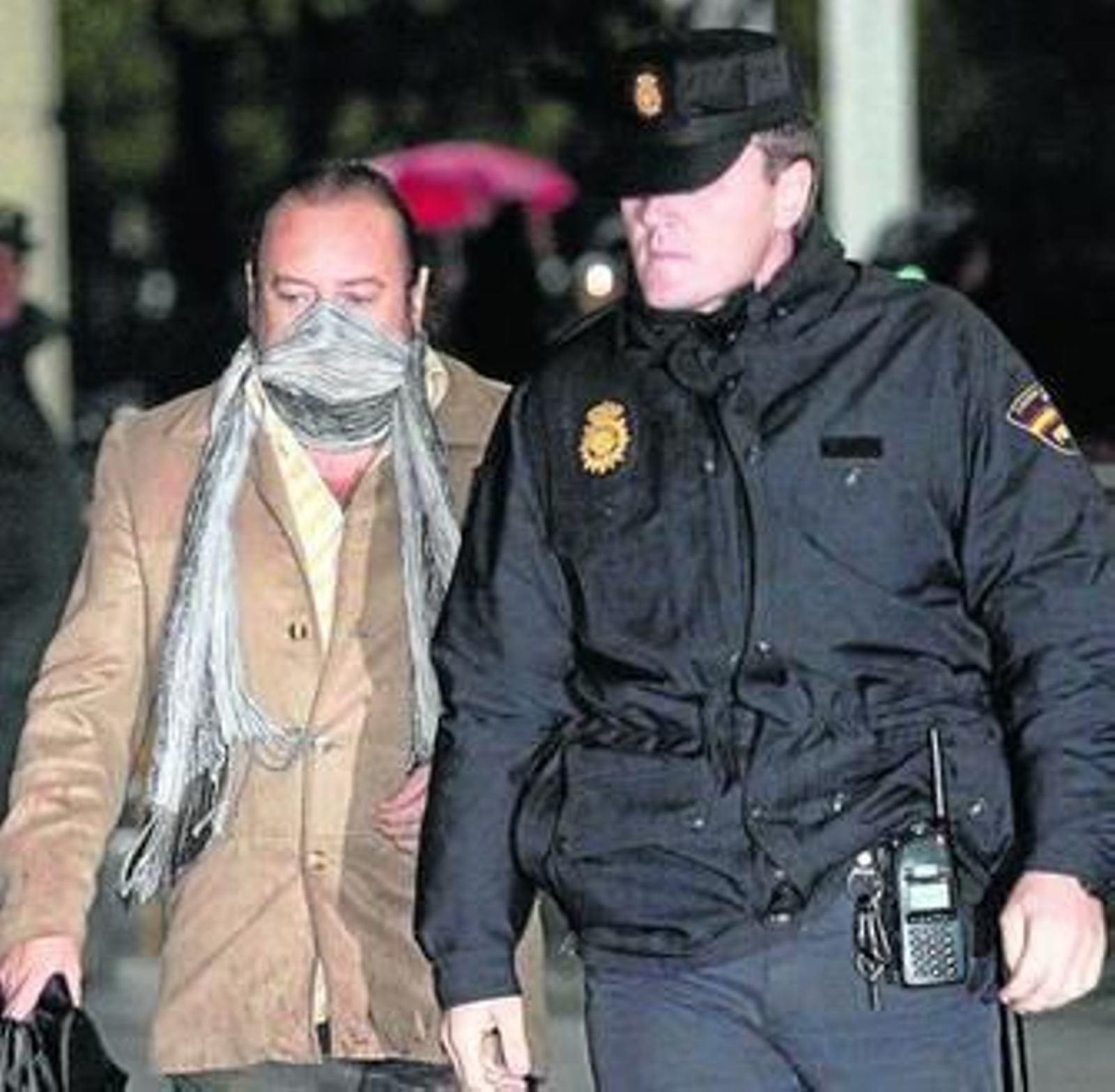 El padre del Cuco, Ángel Romero, fotografiado ayer a su llegada a la Audiencia de Sevilla.