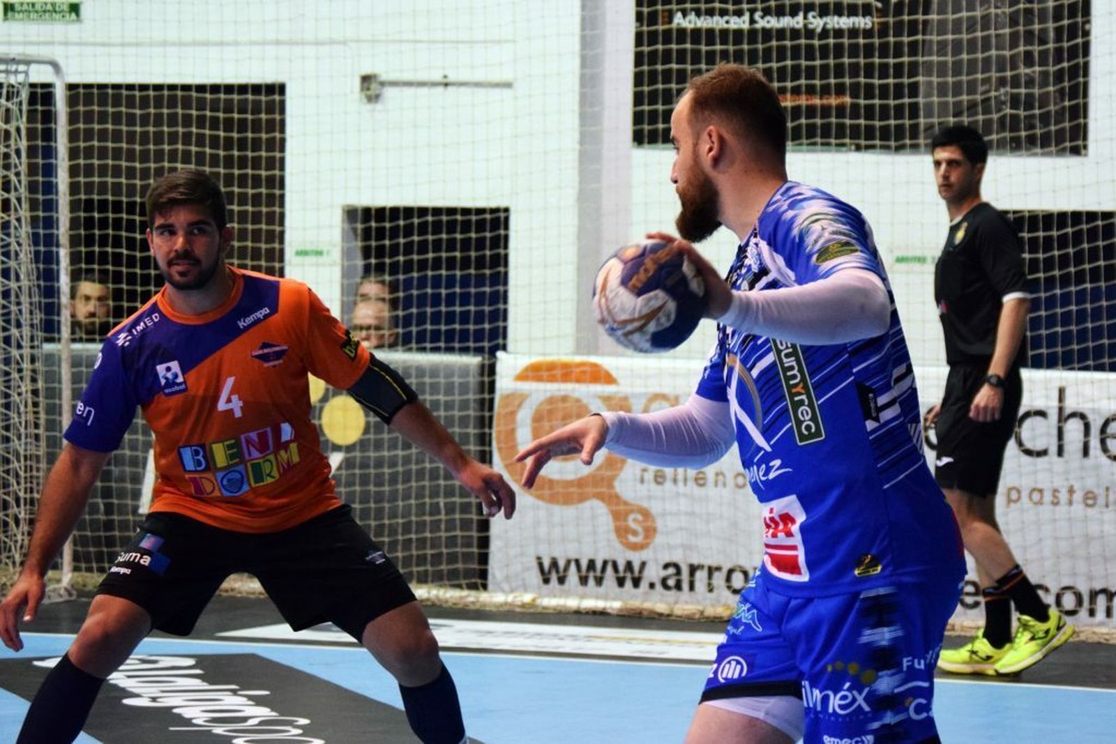 David Jiménez mueve el balón ante la defensa de Pablo Simonet (Benidorm).