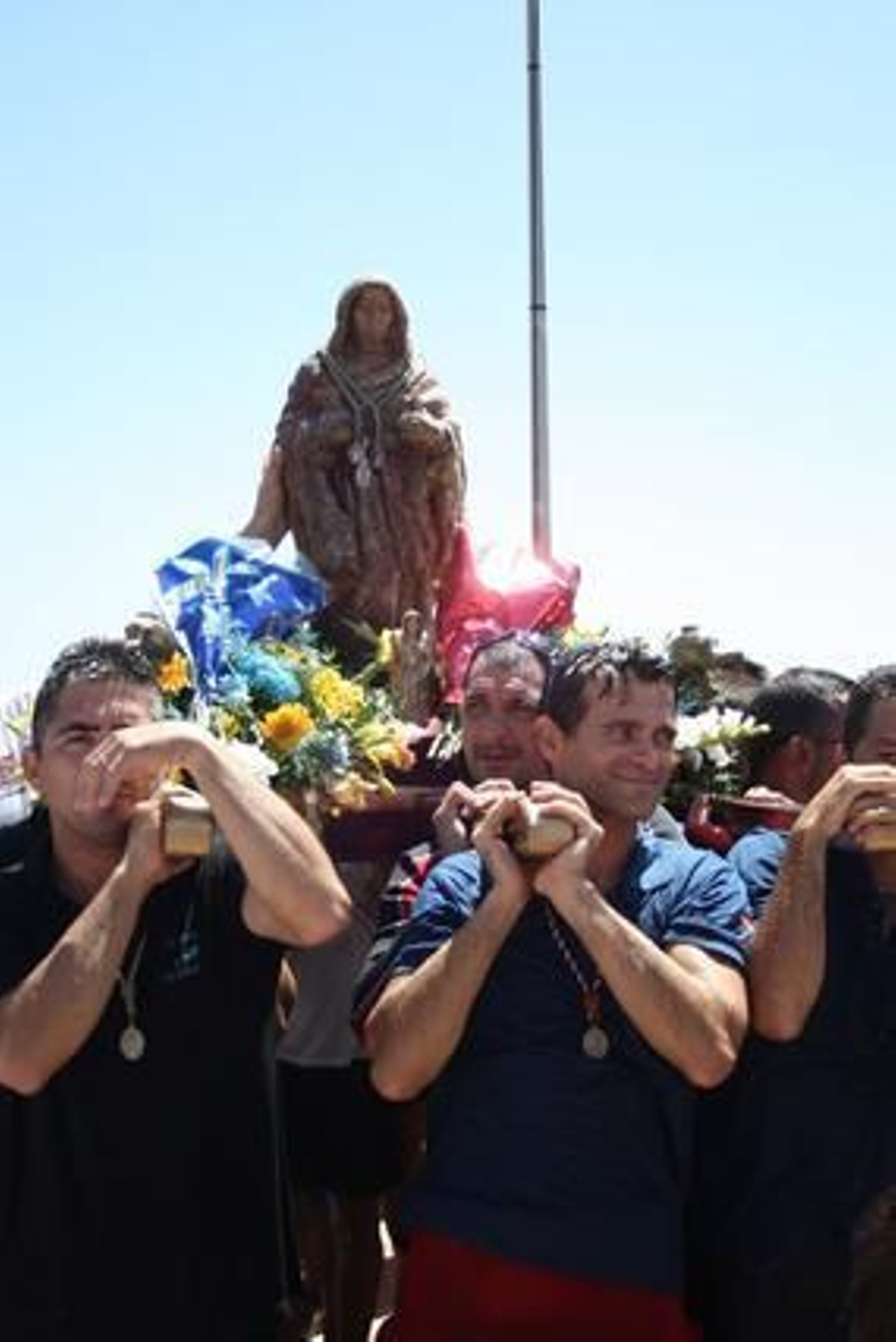 Miles de fieles recibieron con entusiasmo a la imagen en su llegada a la playa.

Foto: Fran Montes