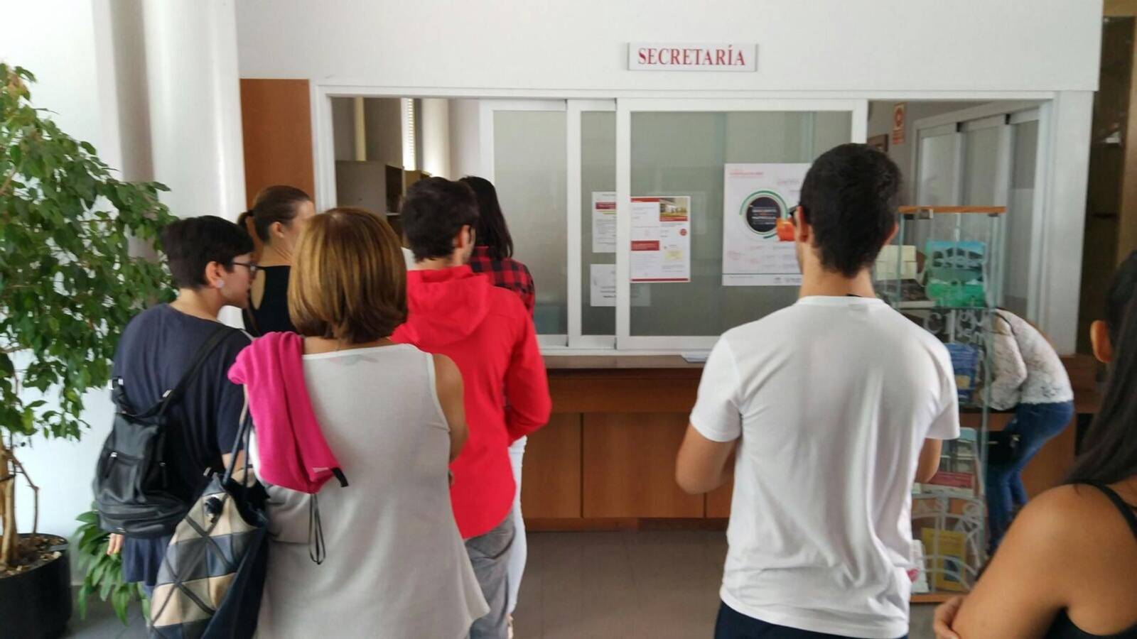 Cola para formalizar la matrícula en la Facultad de Humanidades.