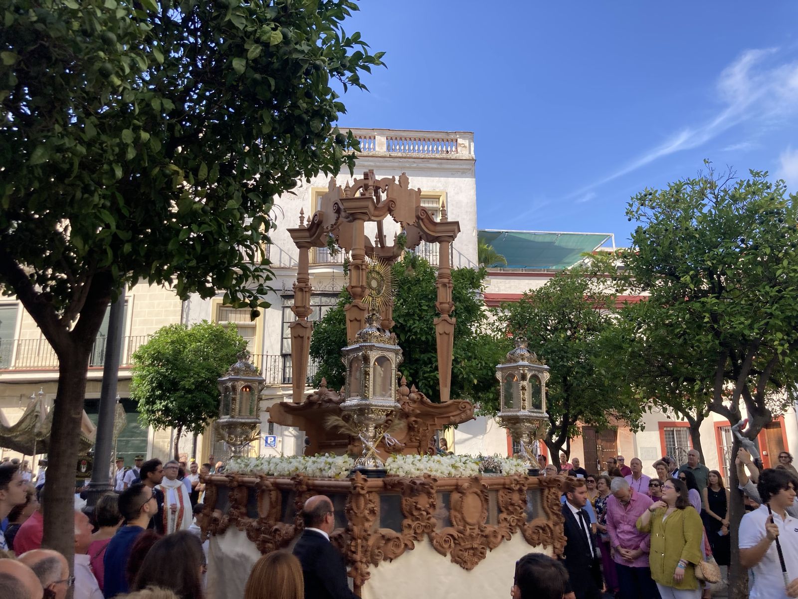 El paso de la custodia saliendo de San Miguel.