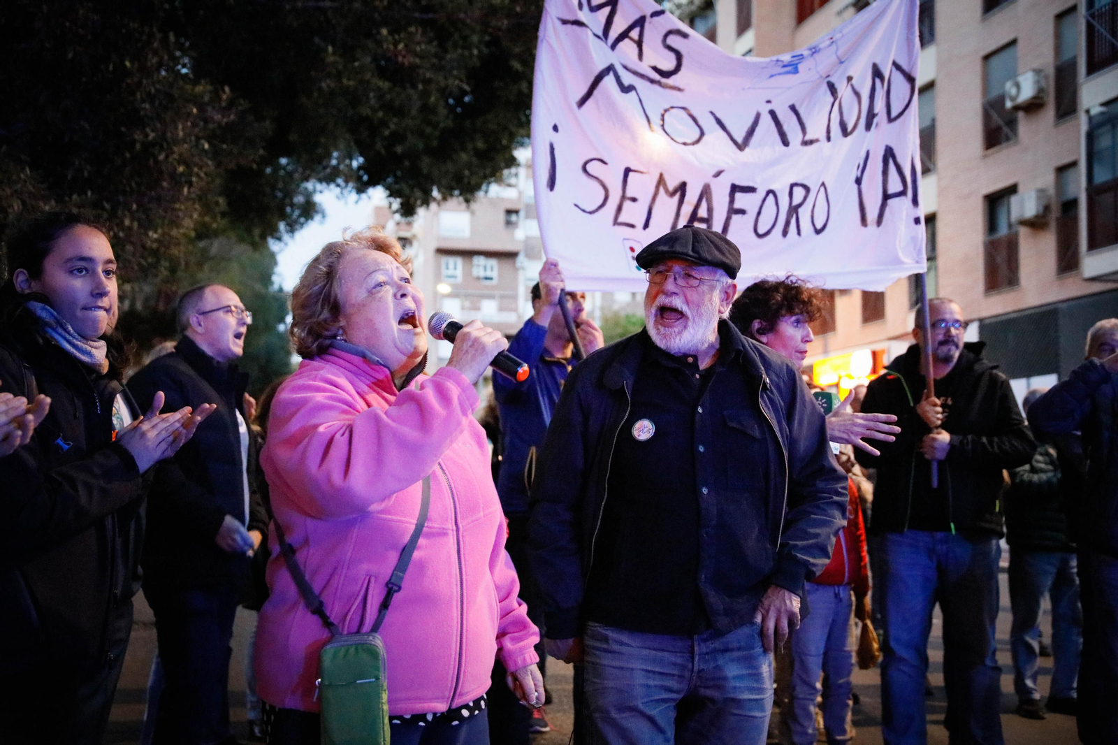 Imágenes de la protesta de los vecinos en la avenida del Mediterráneo  para reclamar paso de peatones con semáforo