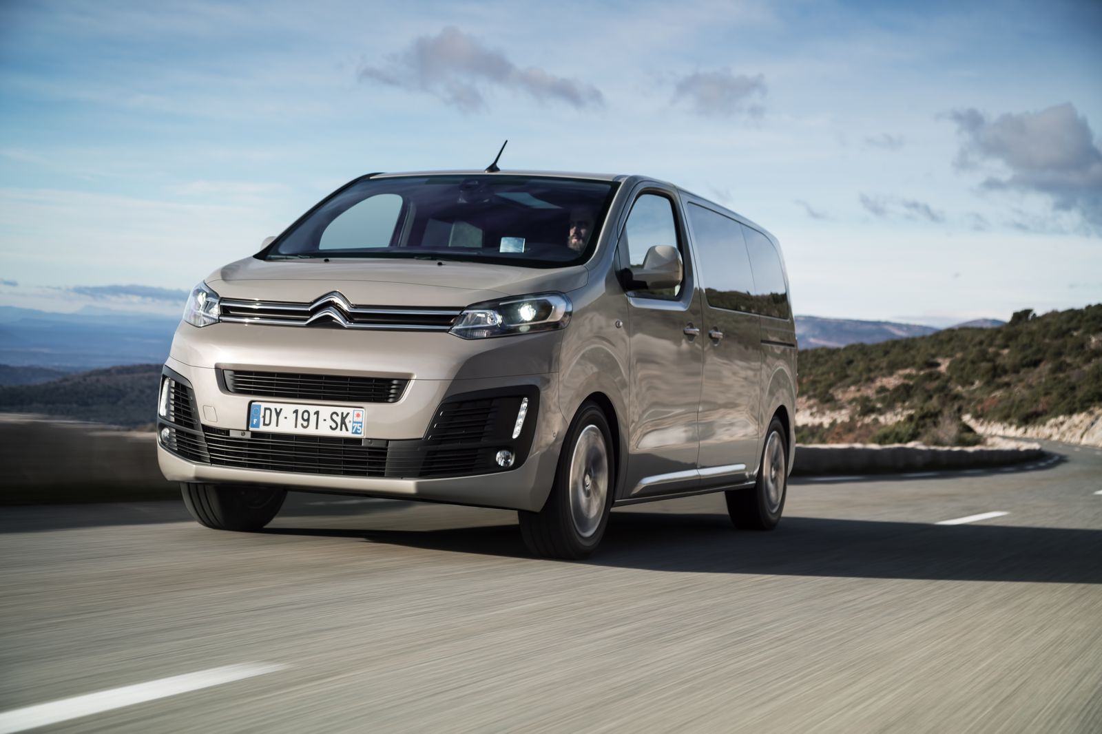 Citroën incorpora la nueva SpaceTourer XL, con 5,3 metros de largo.