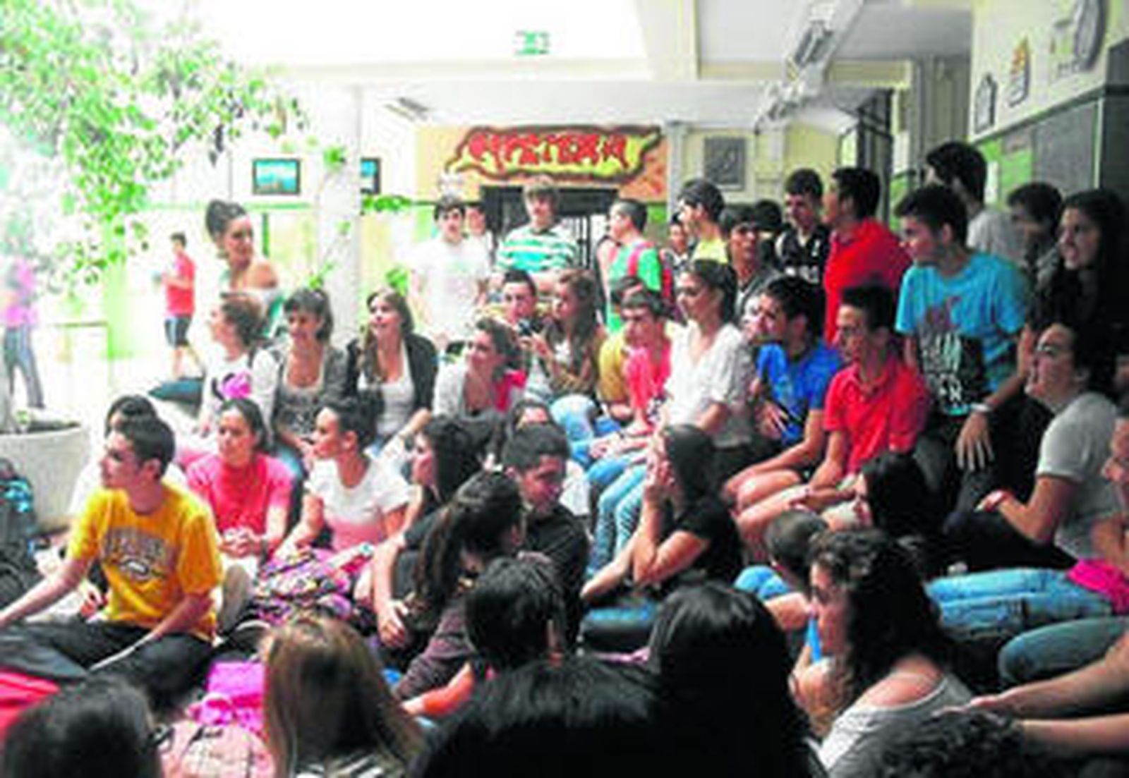 Un momento de la protesta en el IES Martín Recuerda, ayer.