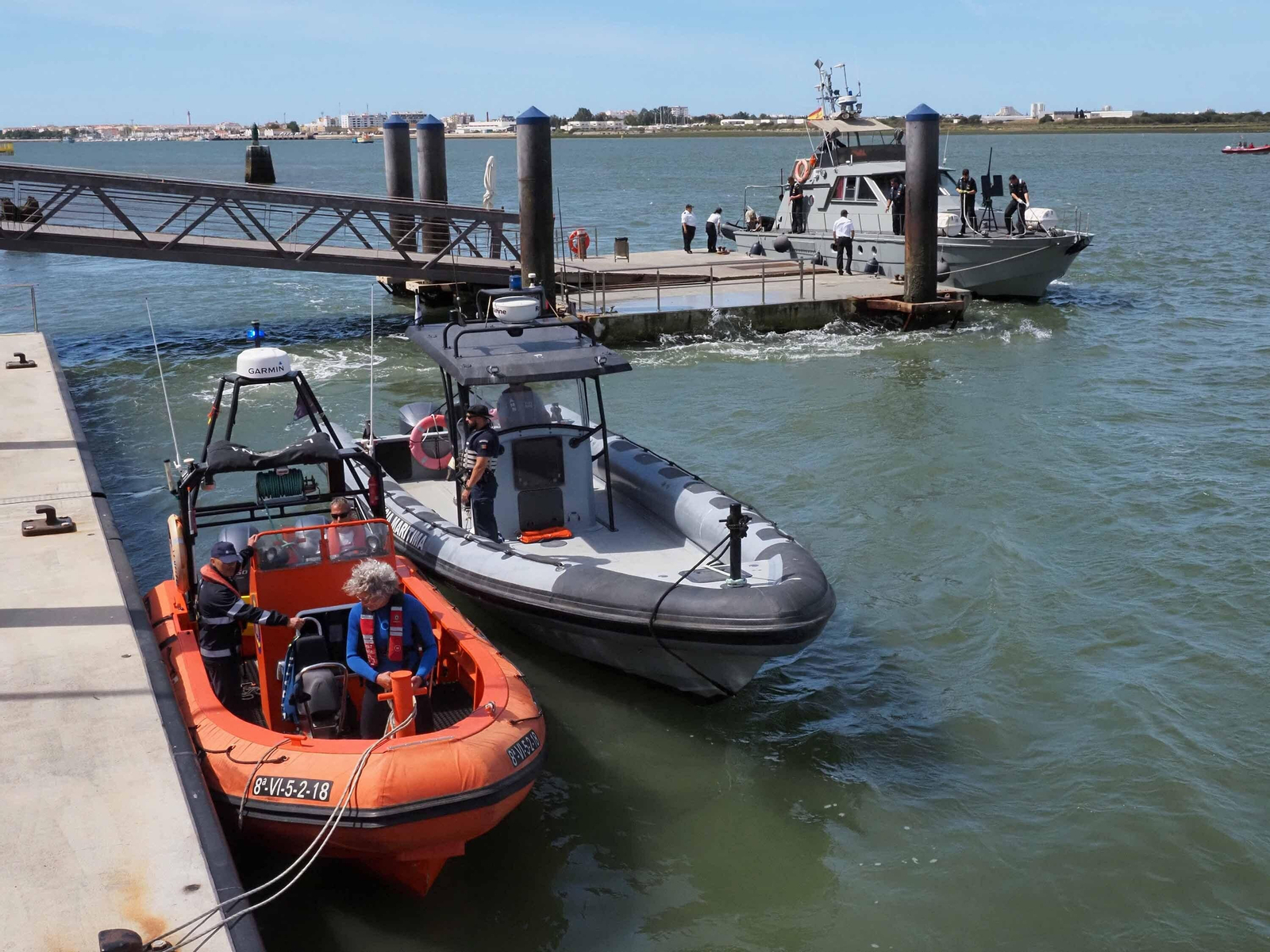 Las mejores imágenes del choque entre un ferry y un pesquero en medio del Guadiana