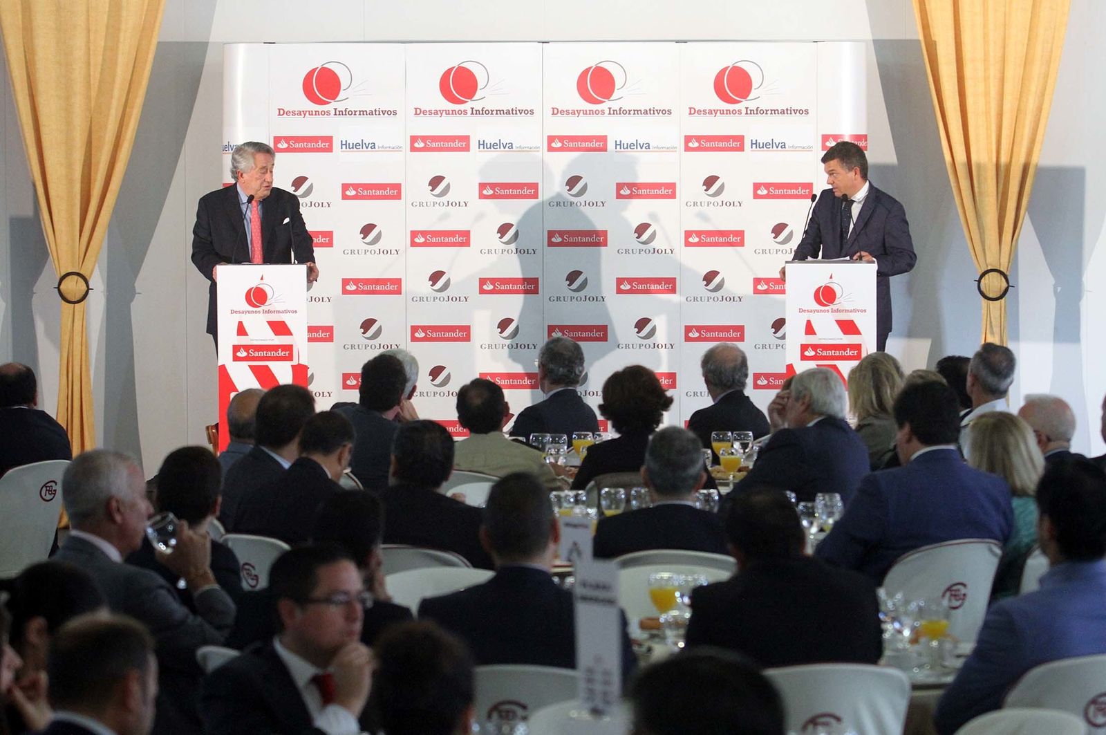 Imágenes del Desayuno Informativo del Grupo Joly con Javier Targhetta