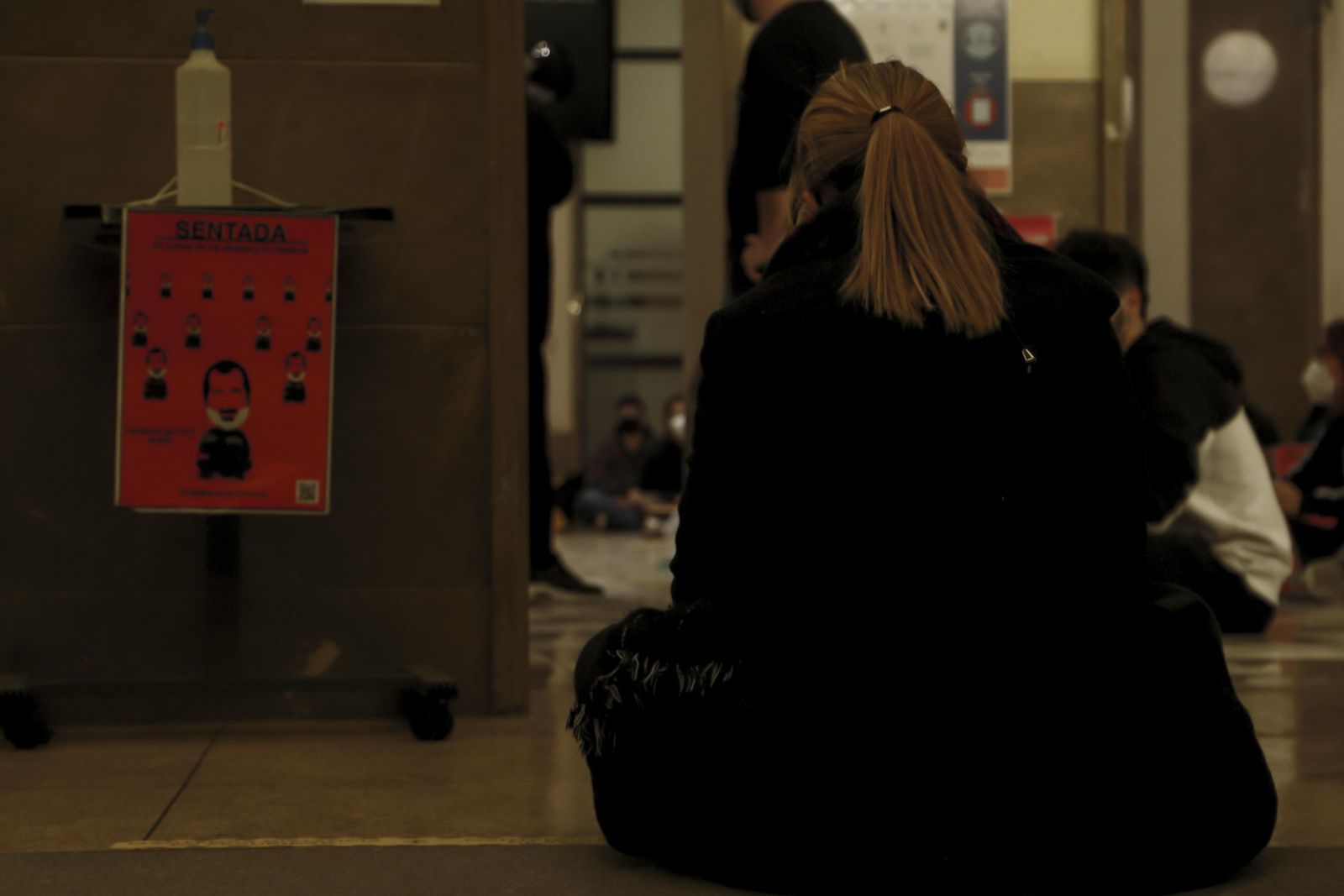 Sentada y pegada de carteles contra la "mala praxis" de un profesor de la UGR
