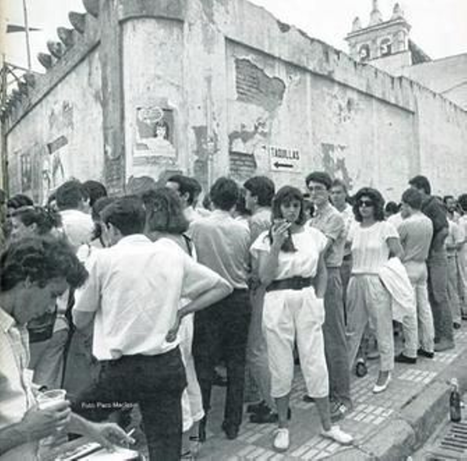 Primaveras efervescentes. Sobre estas líneas, público haciendo cola antes de uno de los conciertos. Justo debajo, la cantautora Joan Baez durante su actuación en la primera edición de Cita en Sevilla, en la que también lo hizo B.B. King (a la derecha). En la última imagen, Silvio durante una de sus actuaciones en el festival.