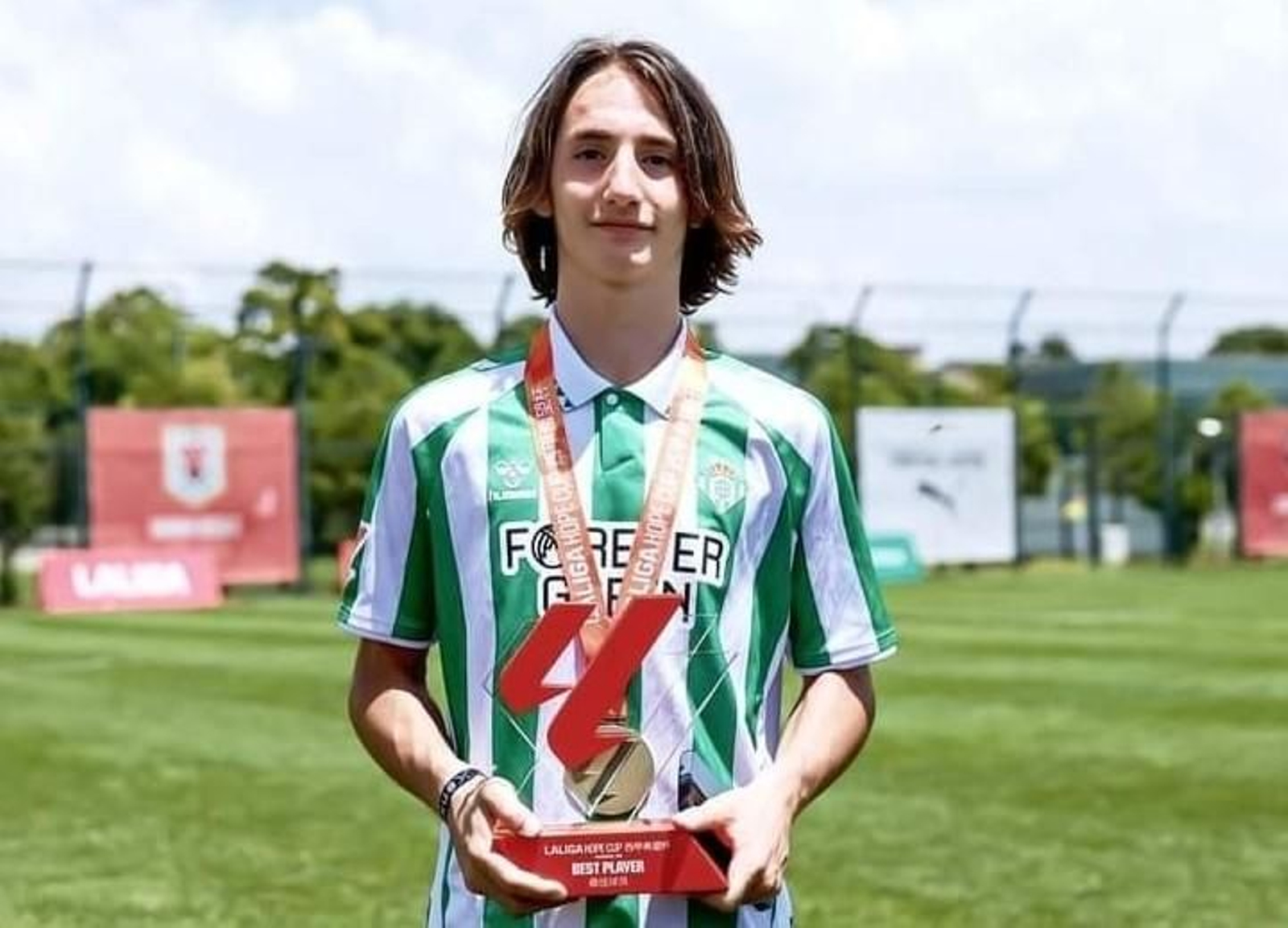 Fer Olmo posa con el trofeo a Mejor Jugador de LaLiga Hope Cup
