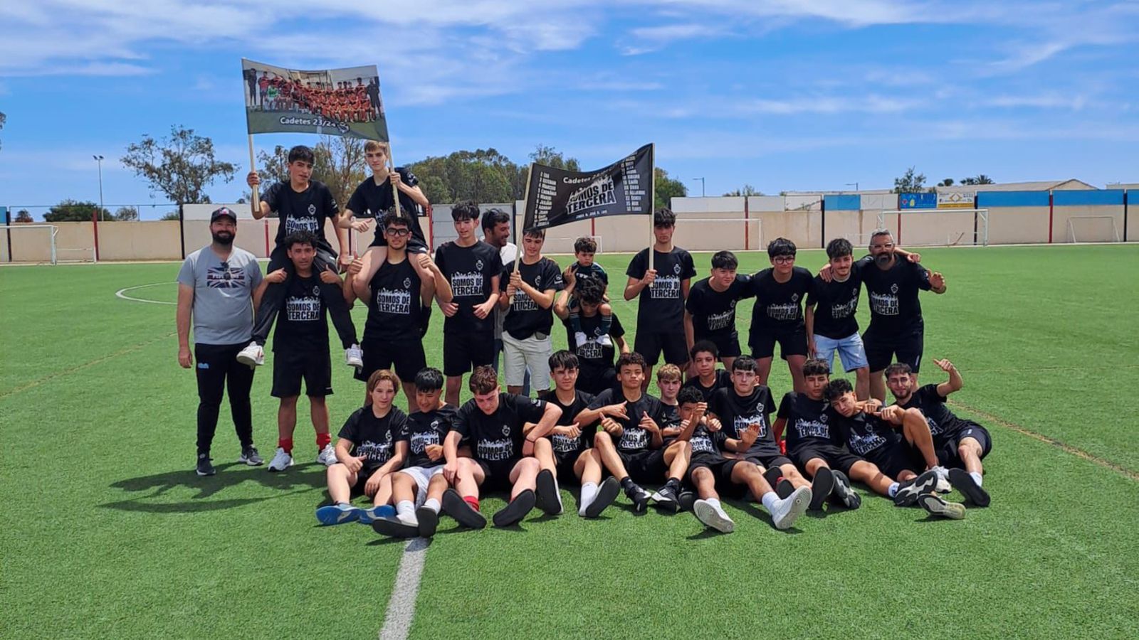 El equipo cadete mojaquero celebra el ascenso de categoría.