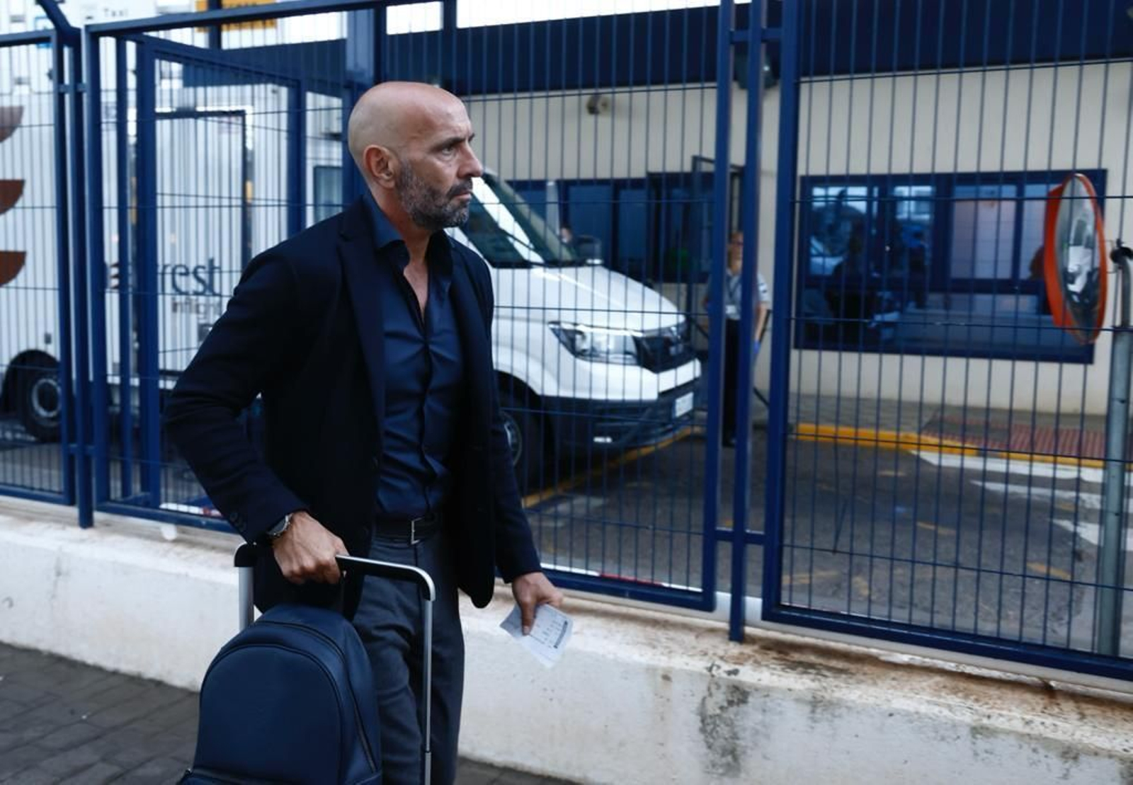 Monchi se dispone a embarcar en el aeropuerto de San Pablo.