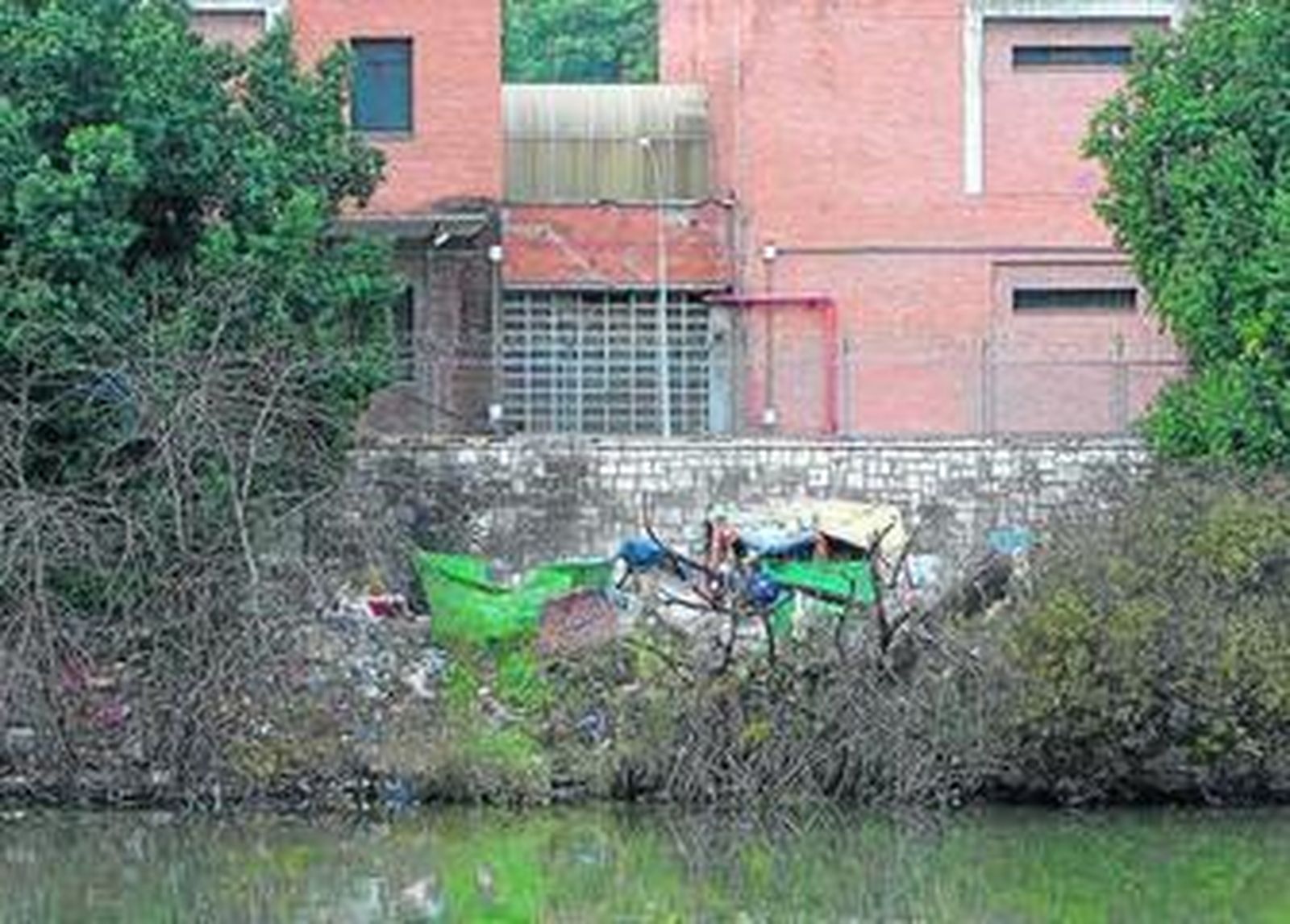 Los chabolistas se han instalado ante la antigua Fábrica de Tabacos.