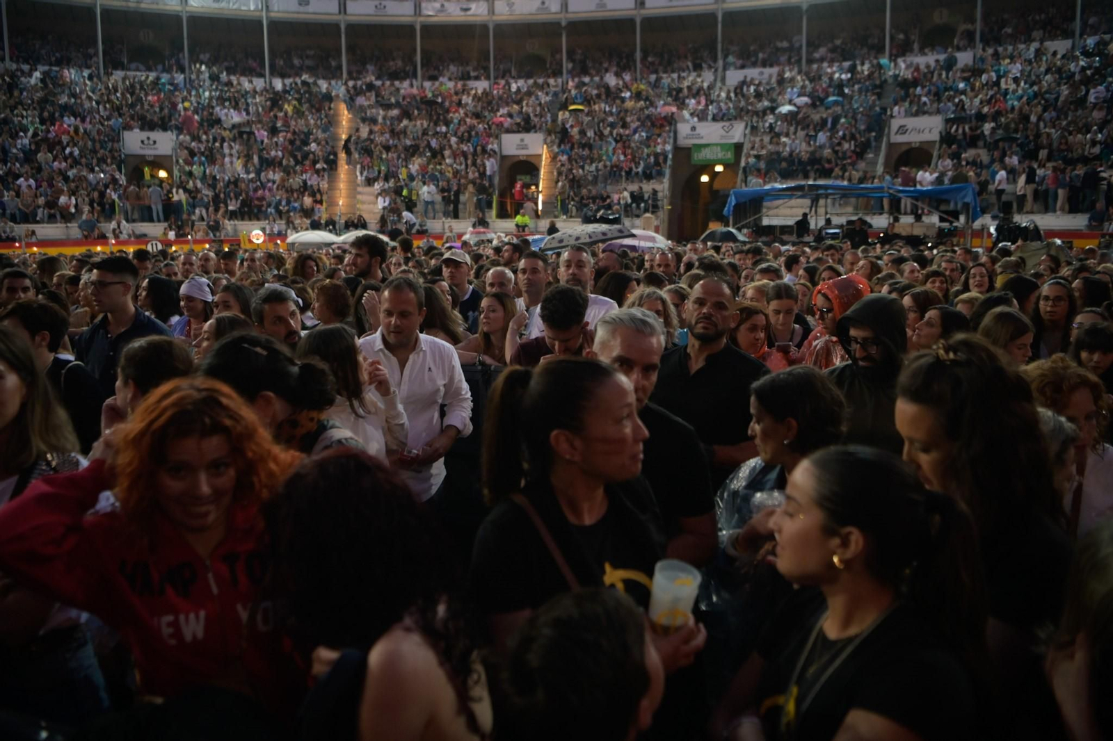 La lluvia de Granada no frena el baño de masas de un Manuel Carrasco ‘Salvaje’