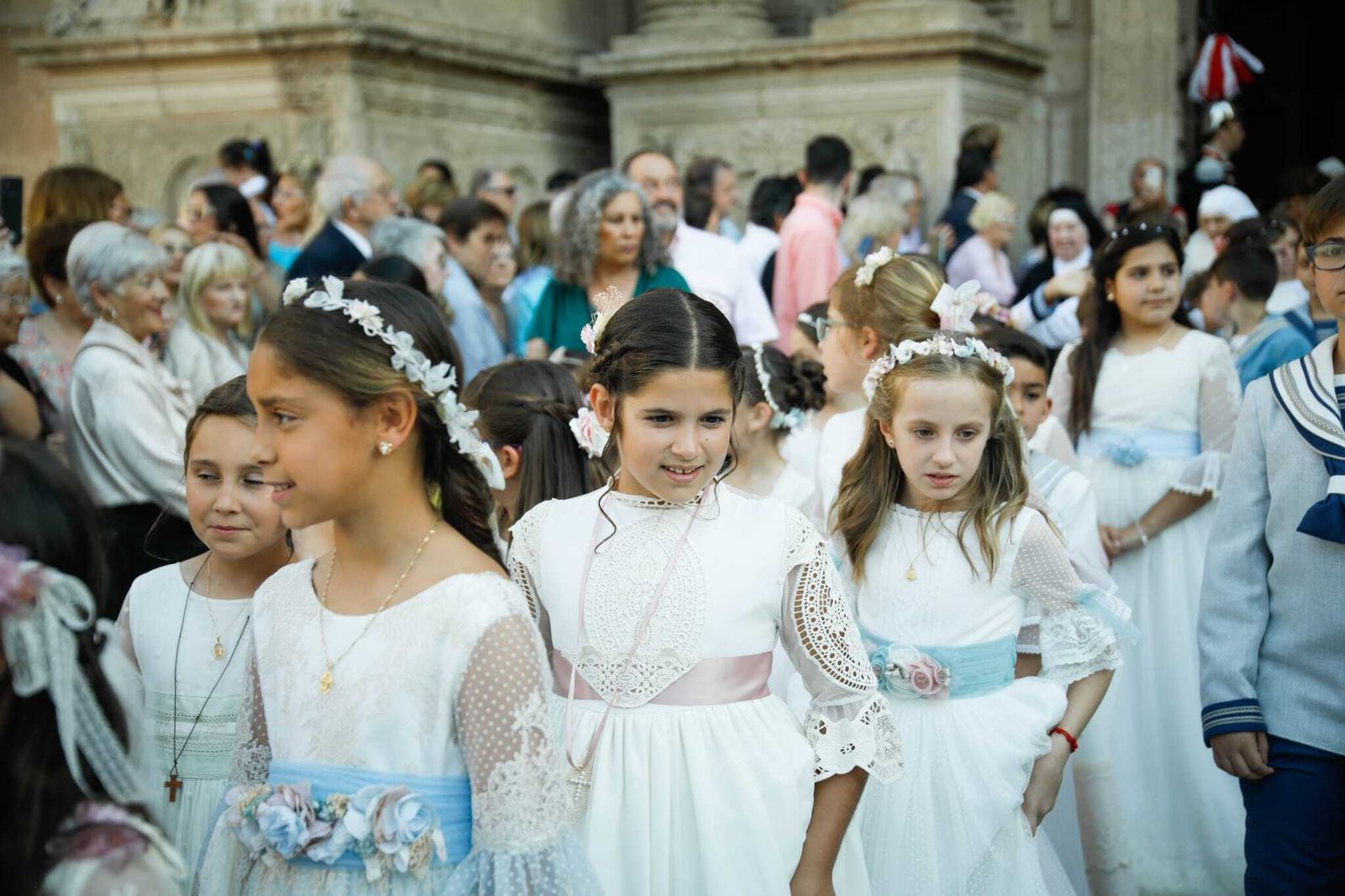 Imágenes de la procesión del Corpus Christi en Almería: así han sido la misa y la posterior marcha por la capital