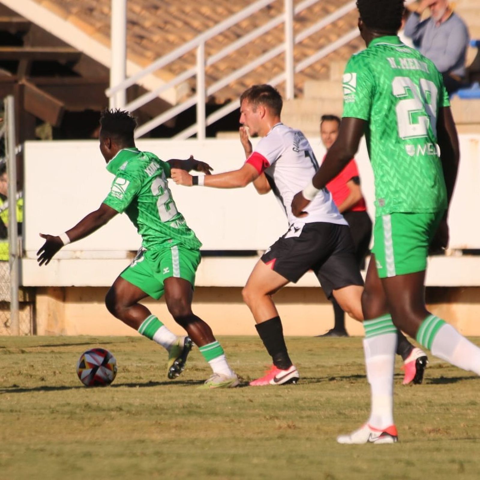 El bético Mawuli conduce el balón.