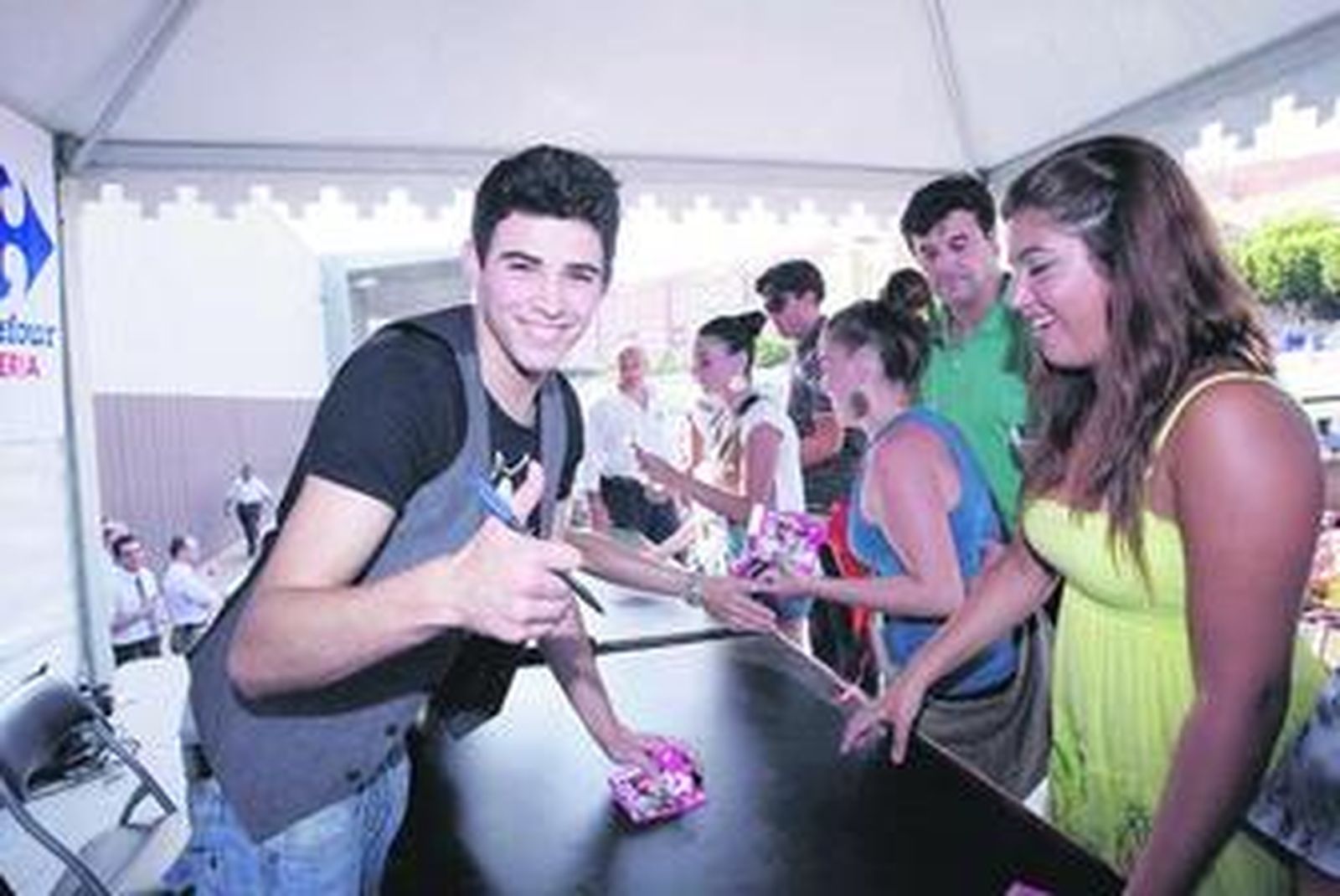 El concursante Ángel Capel actúa ante sus paisanos de Albox.