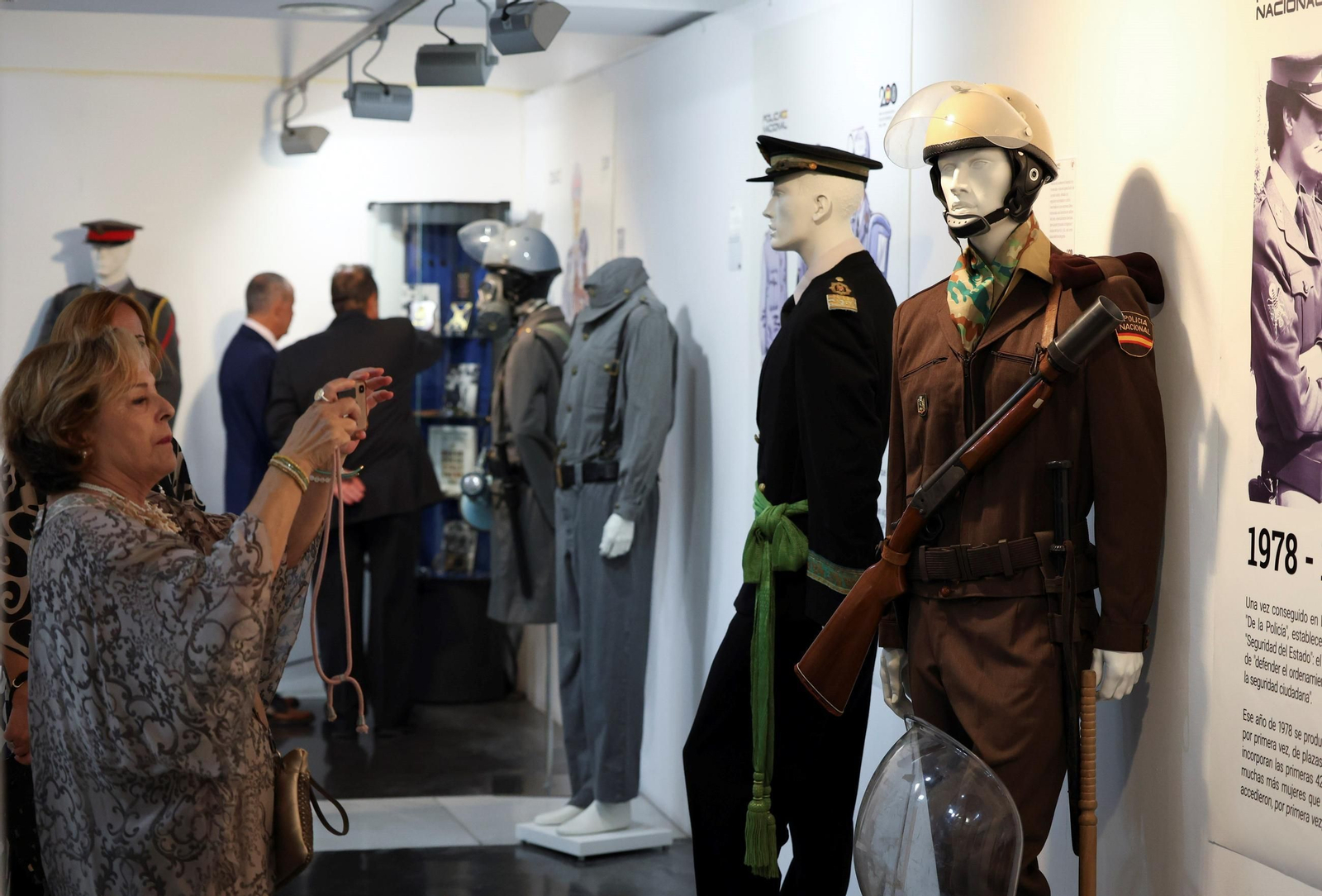 Una exposición recuerda los 200 años de historia de la Policía Nacional (fotos)