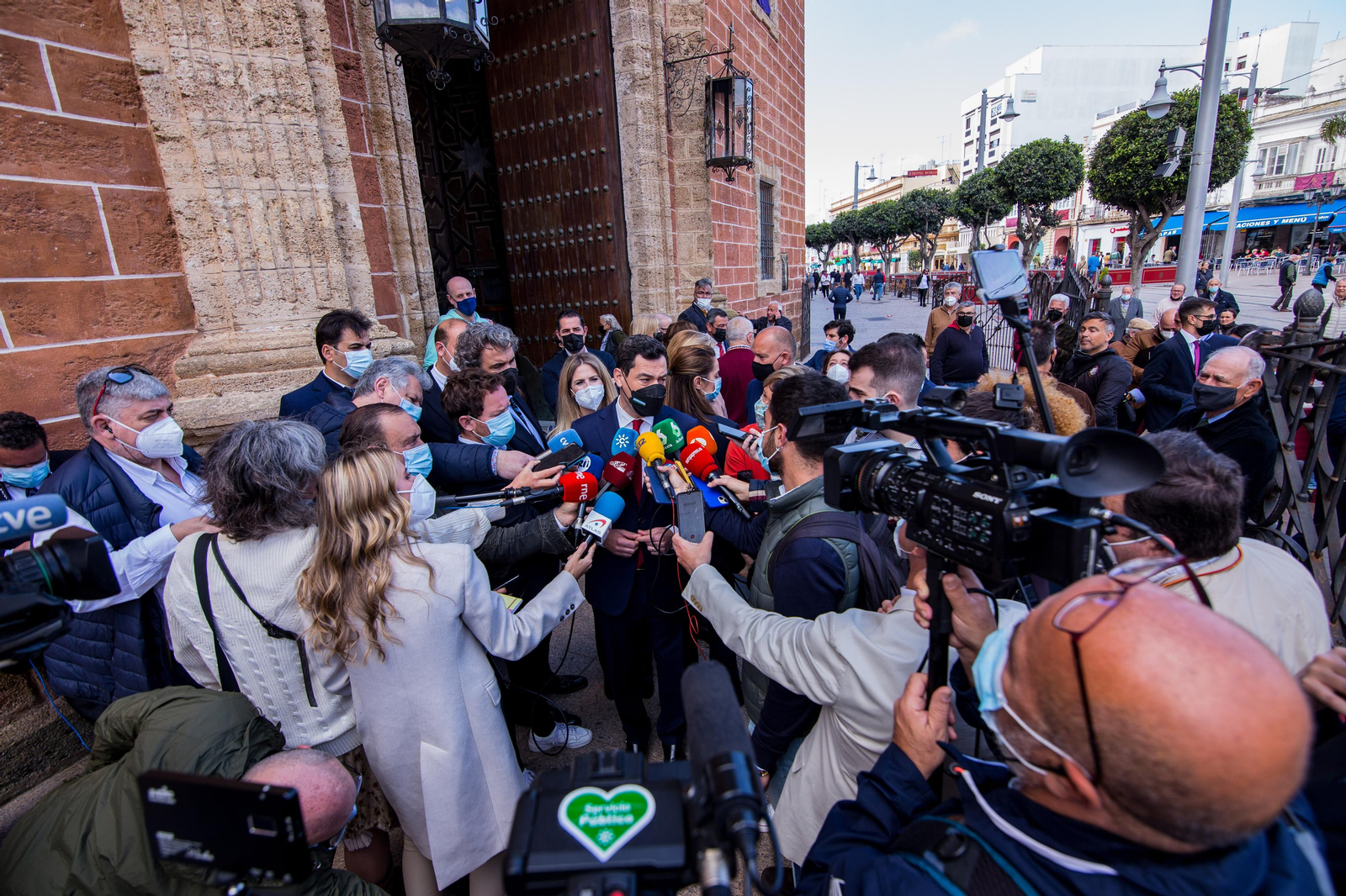 Así ha sido la visita del presidente de la Junta a las hermandades del Lunes Santo de San Fernando